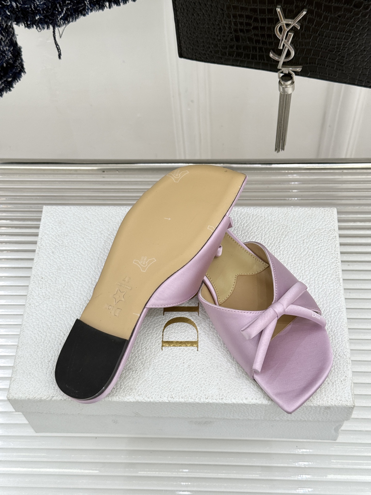 Dior/迪奥26WF早春新品蝴蝶结系列平底拖鞋当罗马阿尔巴尼别墅的早春晨光吻过迪奥工坊的缎面裁片这双凉