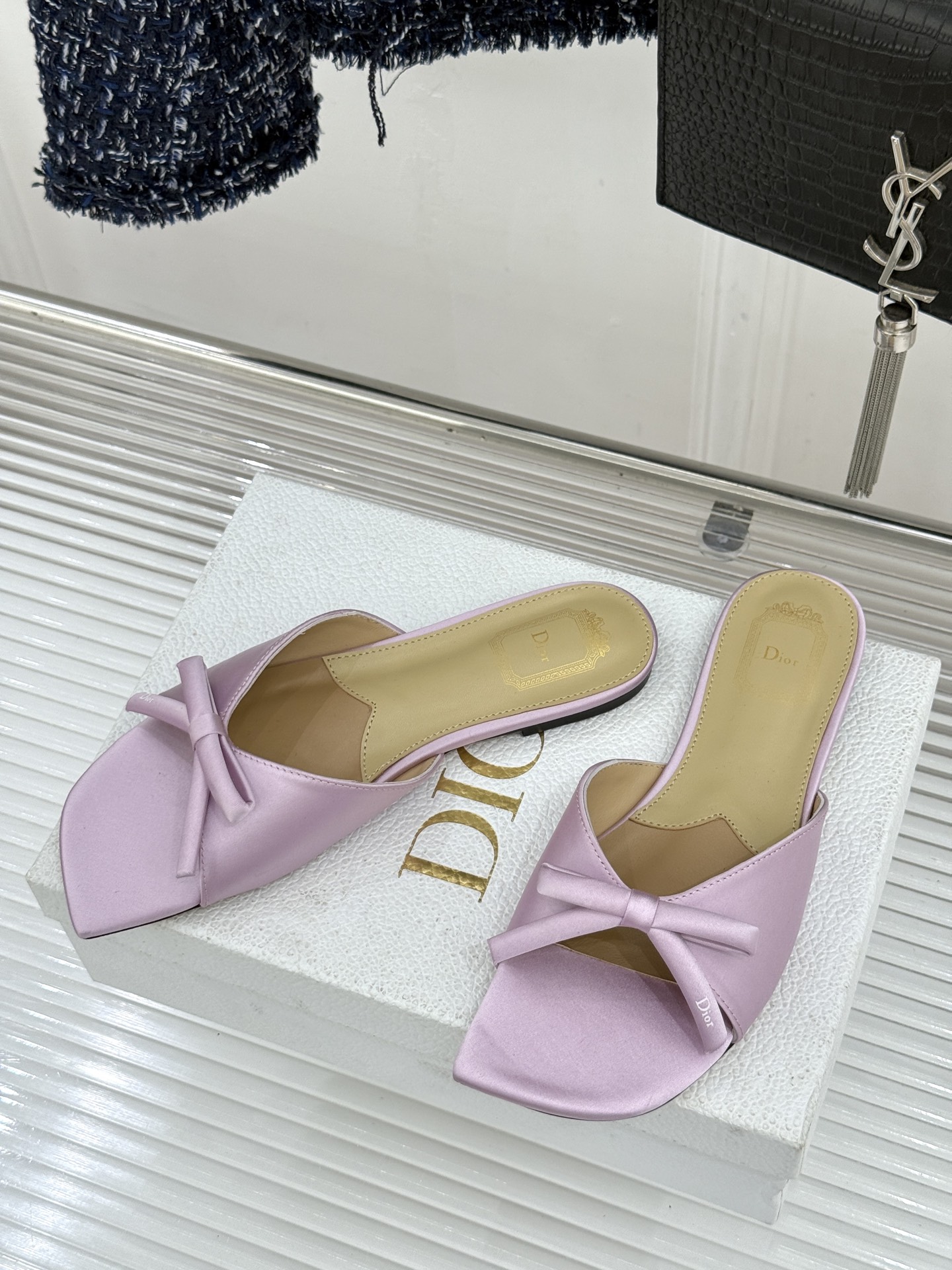 Dior/迪奥26WF早春新品蝴蝶结系列平底拖鞋当罗马阿尔巴尼别墅的早春晨光吻过迪奥工坊的缎面裁片这双凉