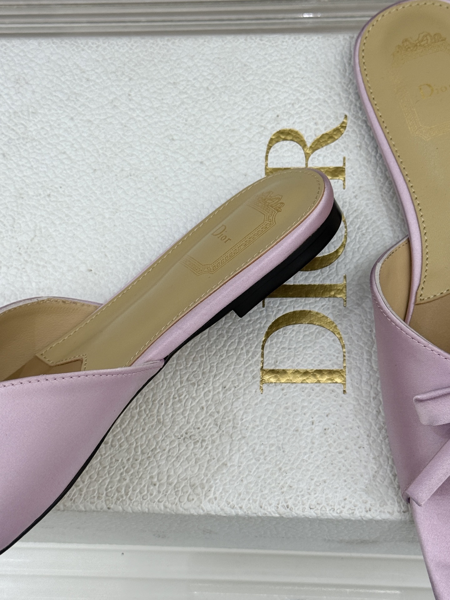 Dior/迪奥26WF早春新品蝴蝶结系列平底拖鞋当罗马阿尔巴尼别墅的早春晨光吻过迪奥工坊的缎面裁片这双凉