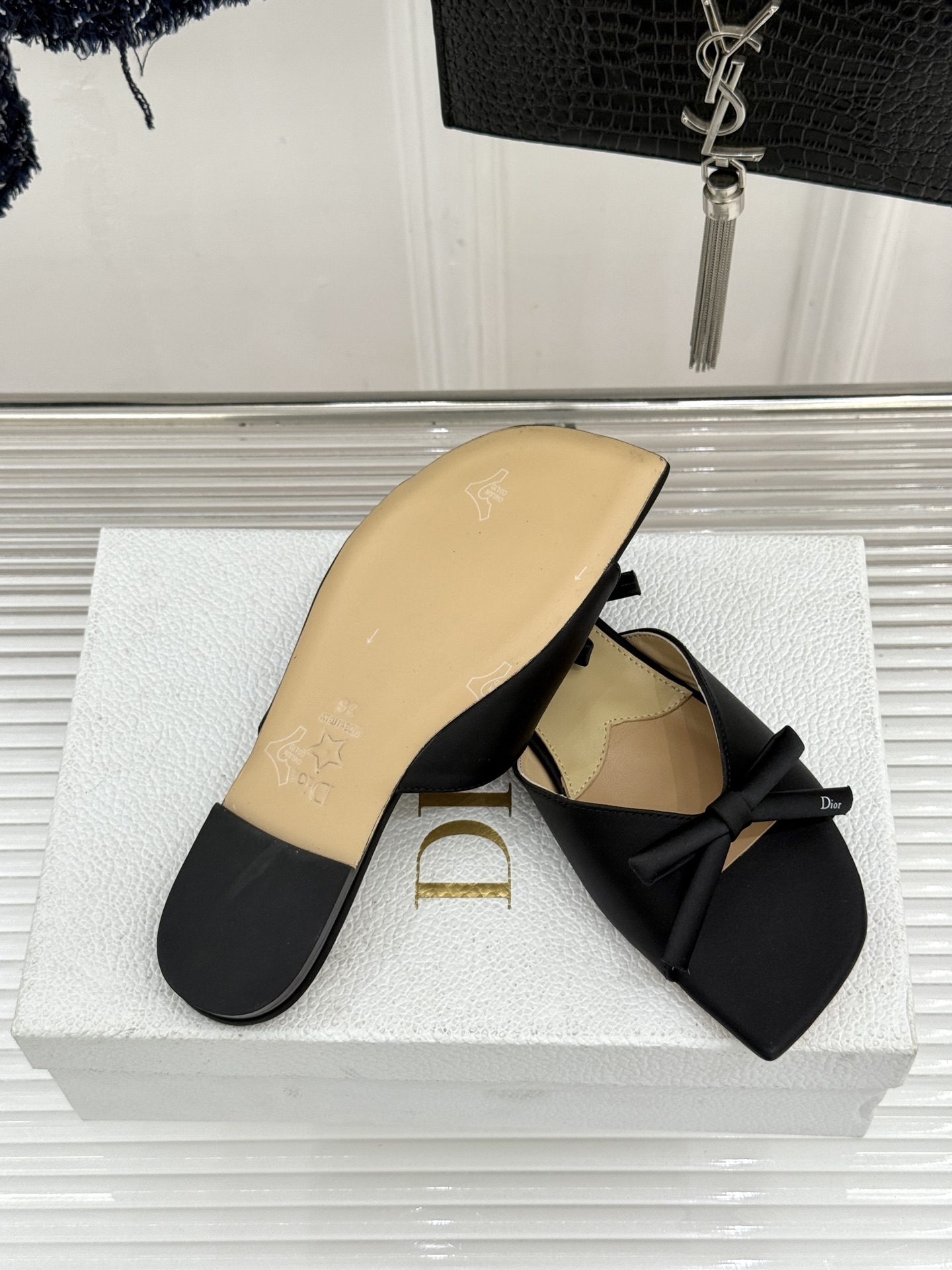 Dior/迪奥26WF早春新品蝴蝶结系列平底拖鞋当罗马阿尔巴尼别墅的早春晨光吻过迪奥工坊的缎面裁片这双凉