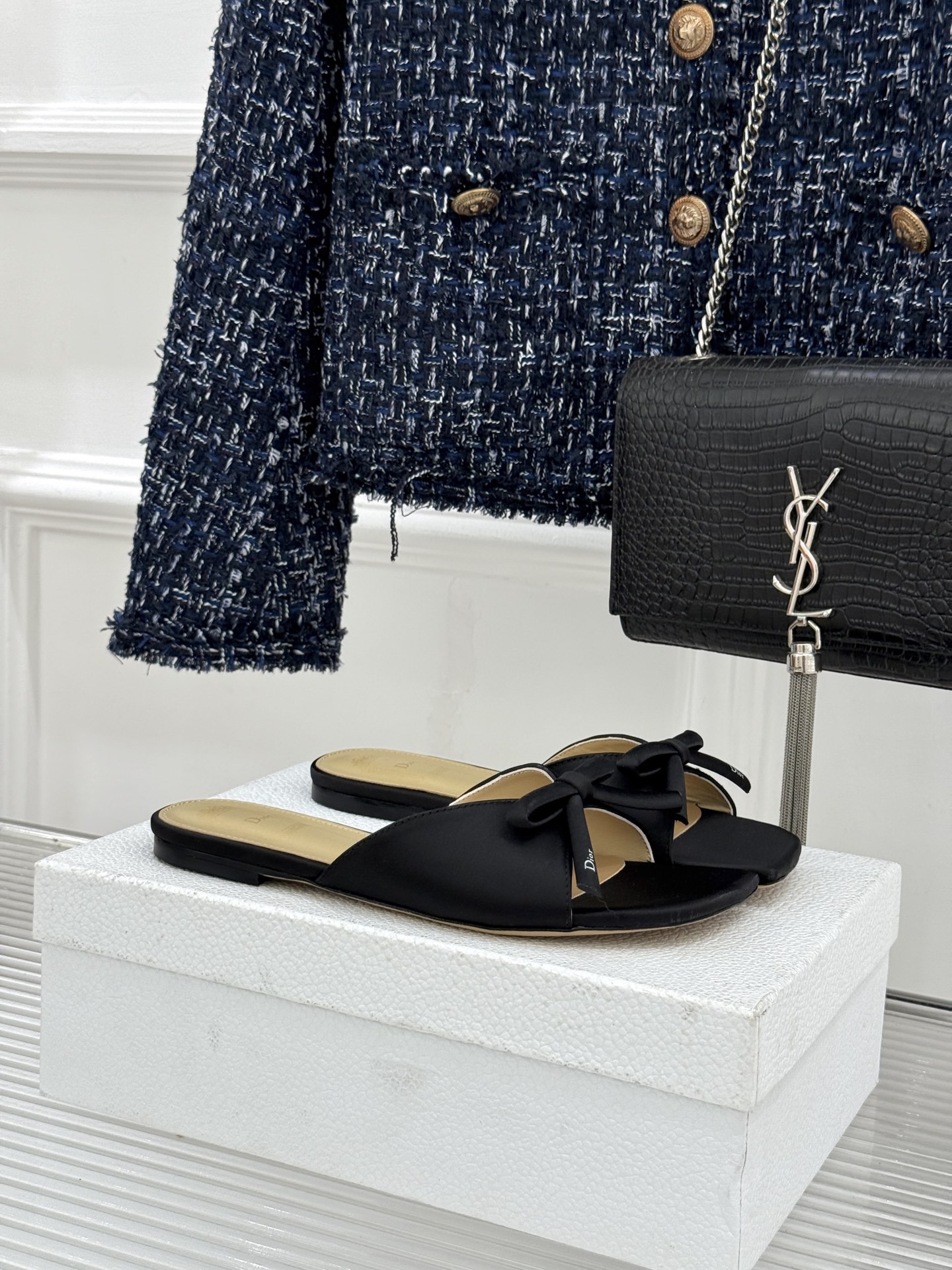 Dior/迪奥26WF早春新品蝴蝶结系列平底拖鞋当罗马阿尔巴尼别墅的早春晨光吻过迪奥工坊的缎面裁片这双凉