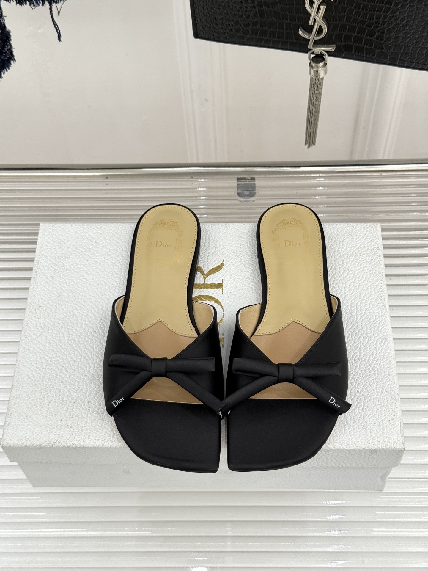 Dior/迪奥26WF早春新品蝴蝶结系列平底拖鞋当罗马阿尔巴尼别墅的早春晨光吻过迪奥工坊的缎面裁片这双凉