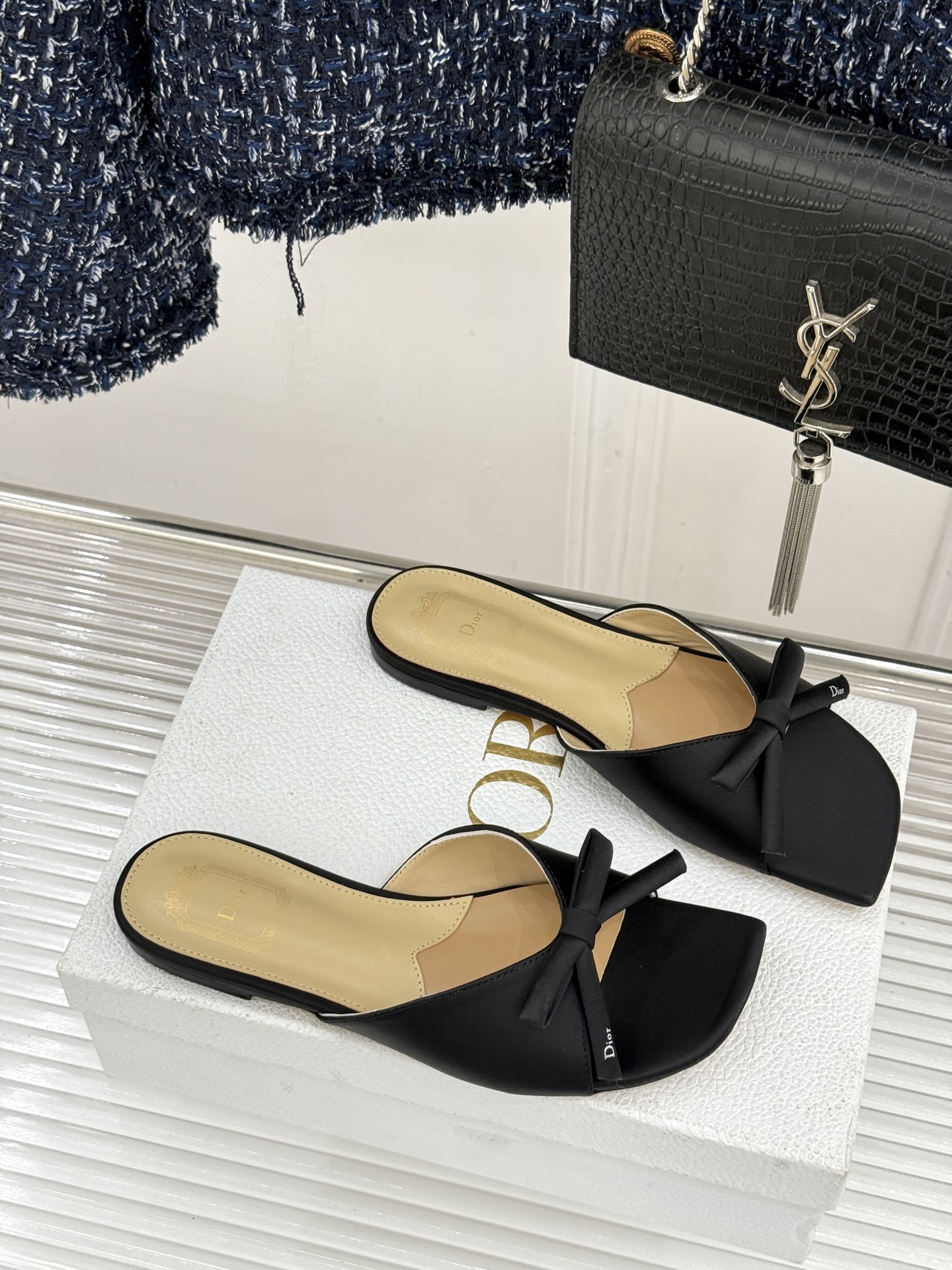 Dior/迪奥26WF早春新品蝴蝶结系列平底拖鞋当罗马阿尔巴尼别墅的早春晨光吻过迪奥工坊的缎面裁片这双凉