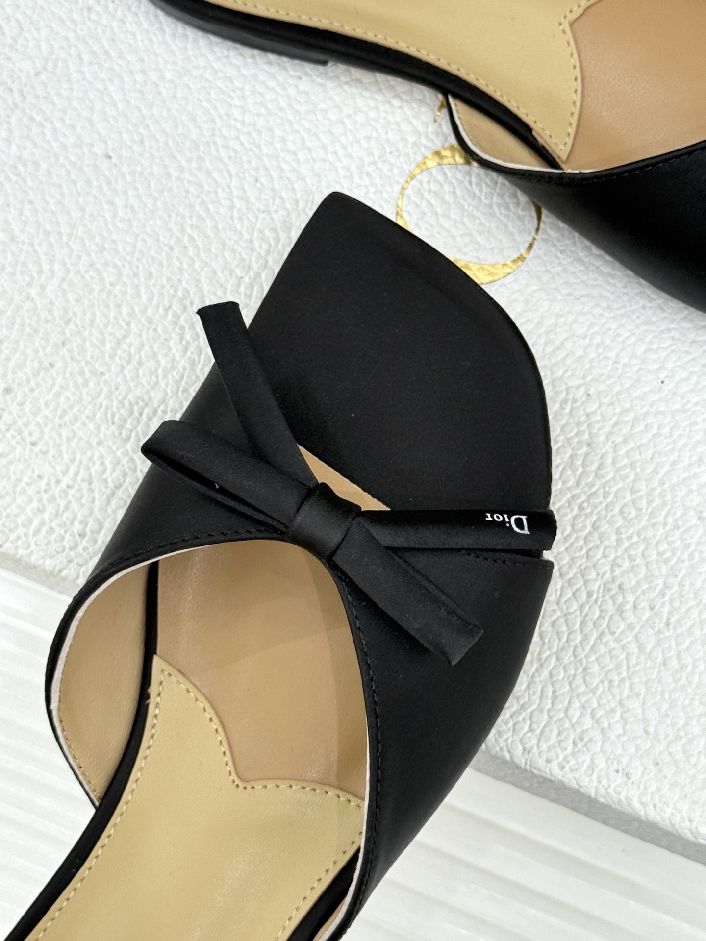 Dior/迪奥26WF早春新品蝴蝶结系列平底拖鞋当罗马阿尔巴尼别墅的早春晨光吻过迪奥工坊的缎面裁片这双凉