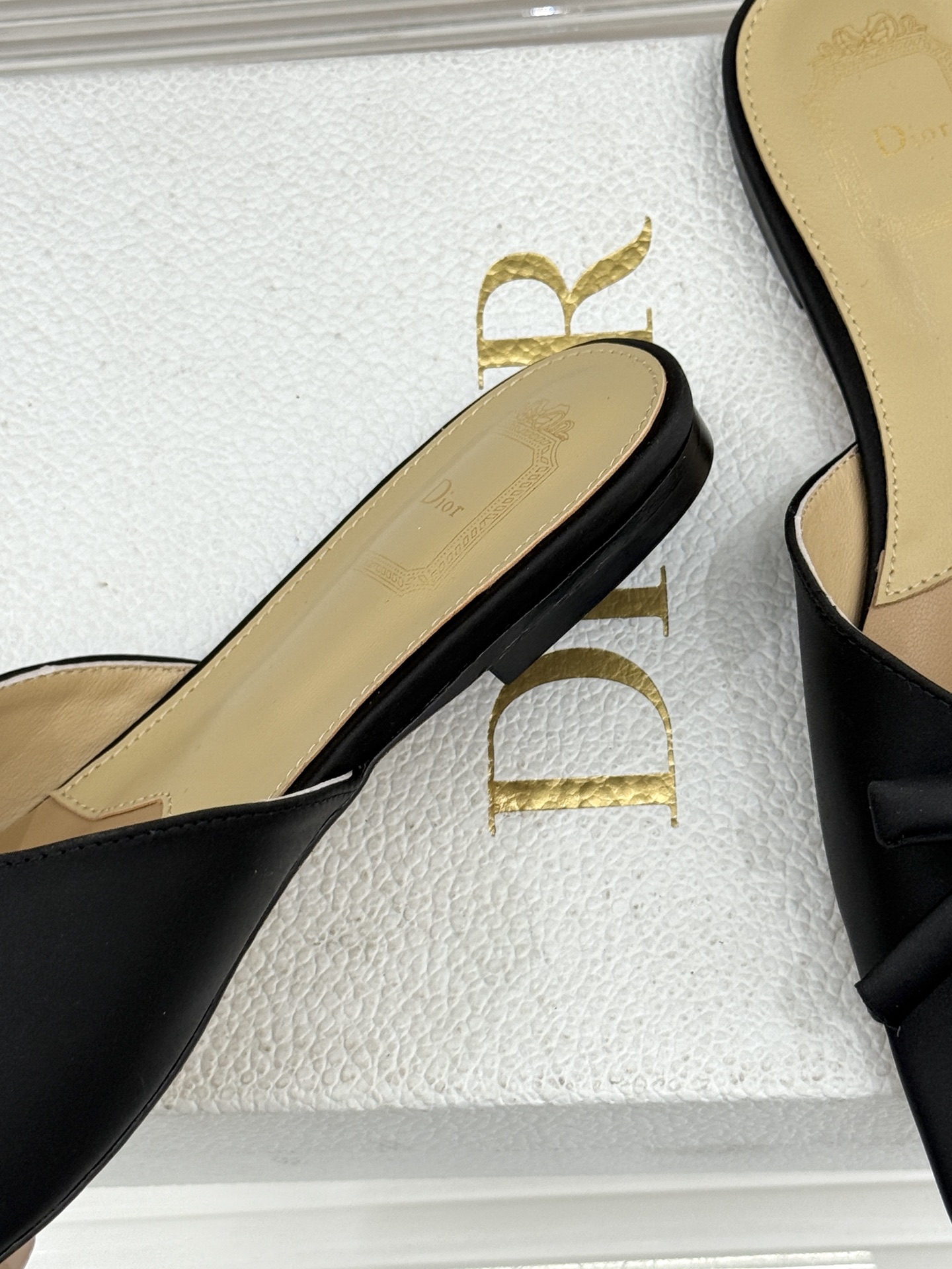 Dior/迪奥26WF早春新品蝴蝶结系列平底拖鞋当罗马阿尔巴尼别墅的早春晨光吻过迪奥工坊的缎面裁片这双凉