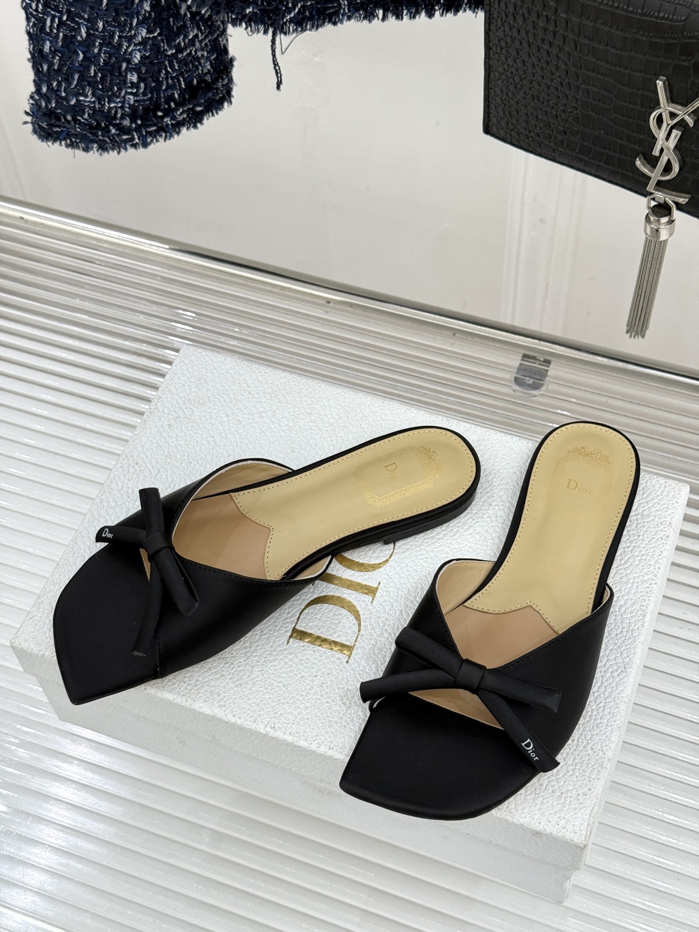 Dior/迪奥26WF早春新品蝴蝶结系列平底拖鞋当罗马阿尔巴尼别墅的早春晨光吻过迪奥工坊的缎面裁片这双凉