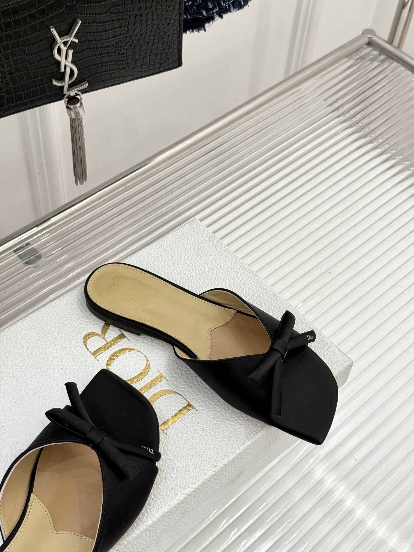 Dior/迪奥26WF早春新品蝴蝶结系列平底拖鞋当罗马阿尔巴尼别墅的早春晨光吻过迪奥工坊的缎面裁片这双凉