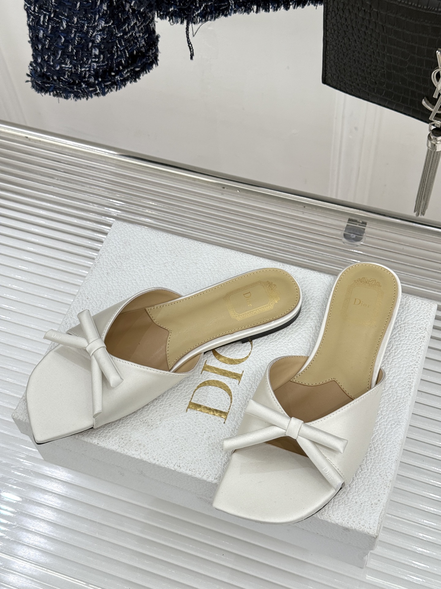 Dior/迪奥26WF早春新品蝴蝶结系列平底拖鞋当罗马阿尔巴尼别墅的早春晨光吻过迪奥工坊的缎面裁片这双凉