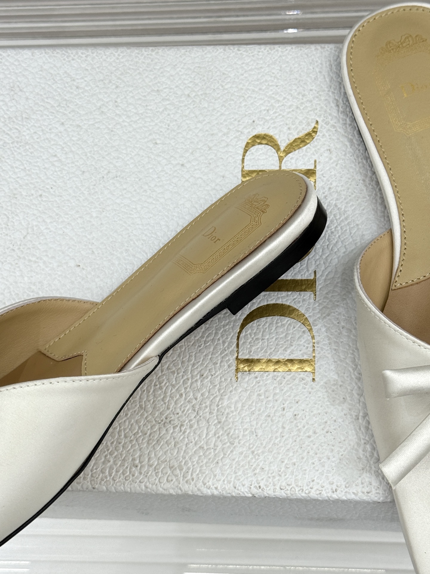 Dior/迪奥26WF早春新品蝴蝶结系列平底拖鞋当罗马阿尔巴尼别墅的早春晨光吻过迪奥工坊的缎面裁片这双凉