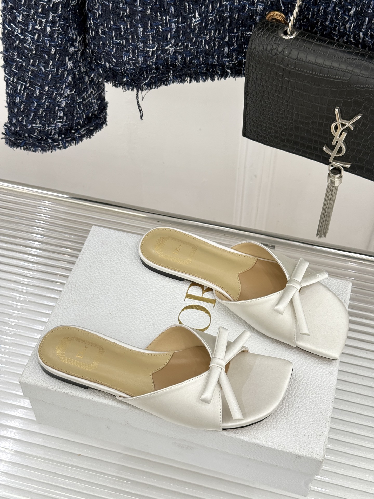 Dior/迪奥26WF早春新品蝴蝶结系列平底拖鞋当罗马阿尔巴尼别墅的早春晨光吻过迪奥工坊的缎面裁片这双凉