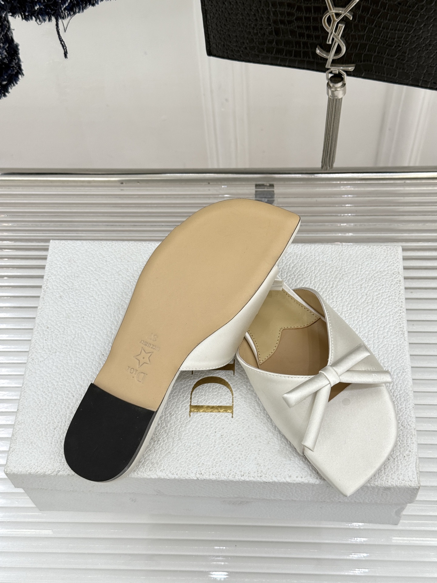 Dior/迪奥26WF早春新品蝴蝶结系列平底拖鞋当罗马阿尔巴尼别墅的早春晨光吻过迪奥工坊的缎面裁片这双凉