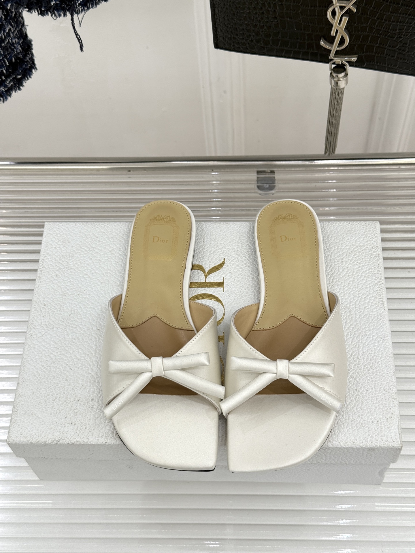 Dior/迪奥26WF早春新品蝴蝶结系列平底拖鞋当罗马阿尔巴尼别墅的早春晨光吻过迪奥工坊的缎面裁片这双凉