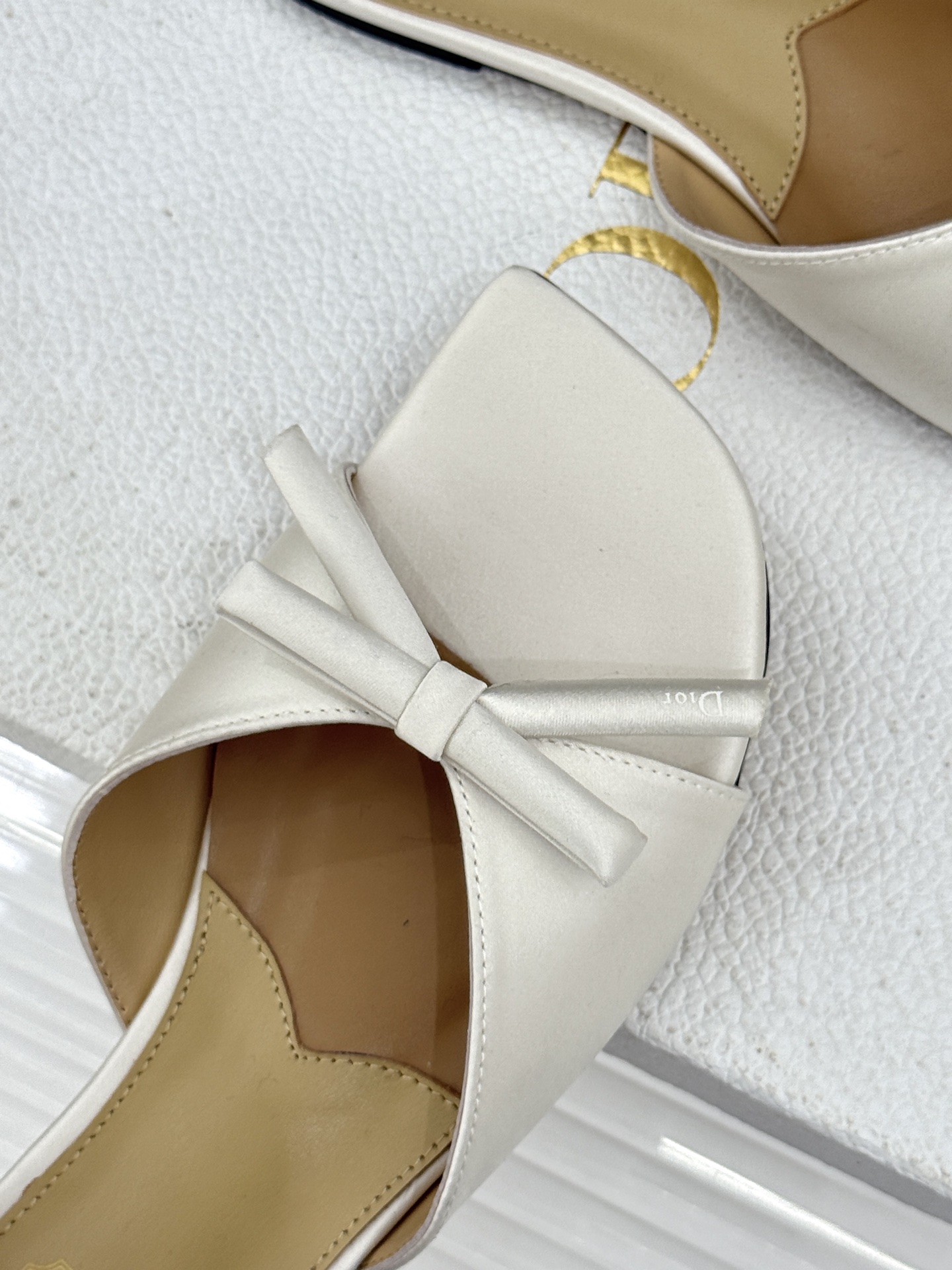 Dior/迪奥26WF早春新品蝴蝶结系列平底拖鞋当罗马阿尔巴尼别墅的早春晨光吻过迪奥工坊的缎面裁片这双凉