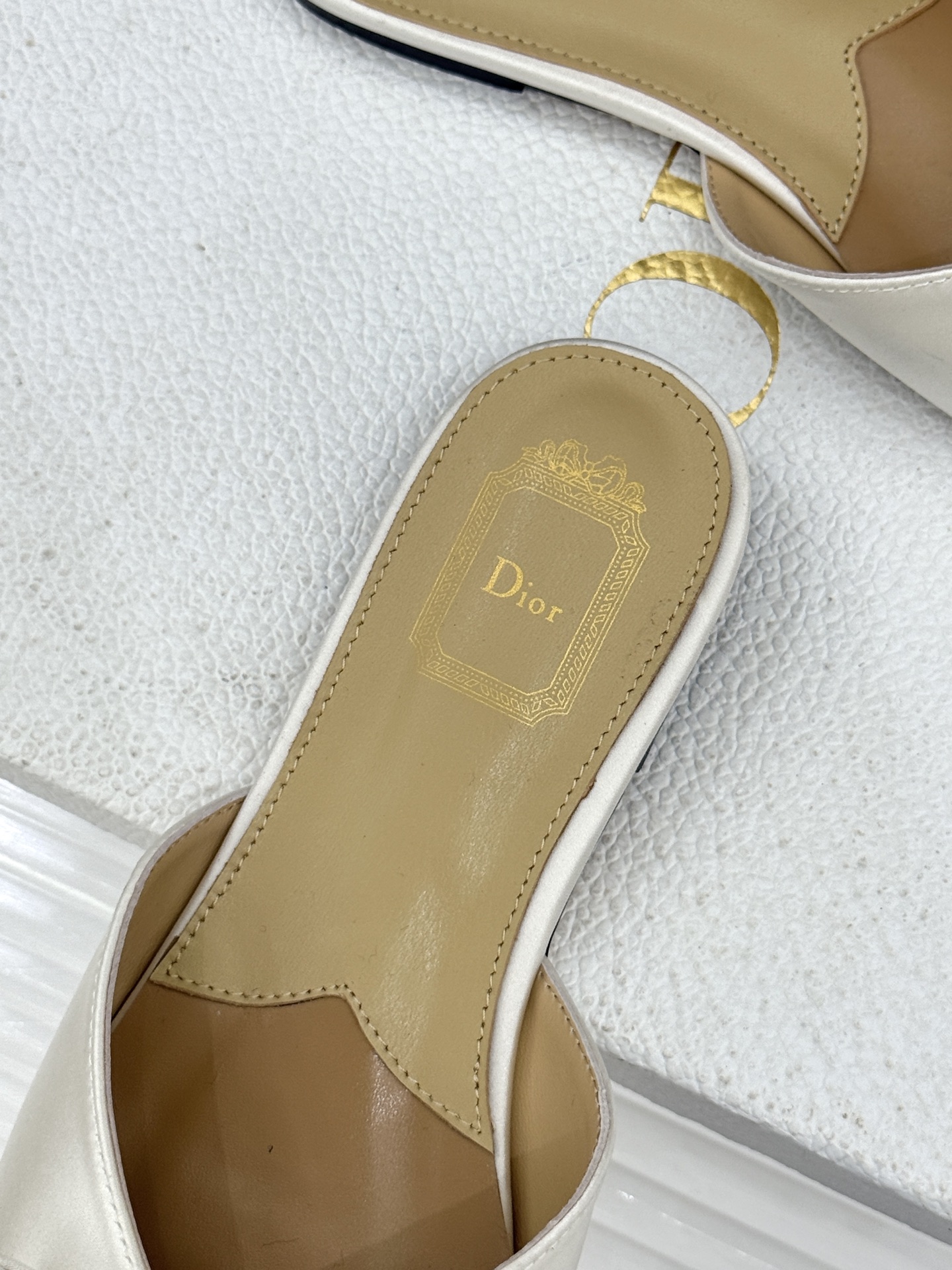 Dior/迪奥26WF早春新品蝴蝶结系列平底拖鞋当罗马阿尔巴尼别墅的早春晨光吻过迪奥工坊的缎面裁片这双凉