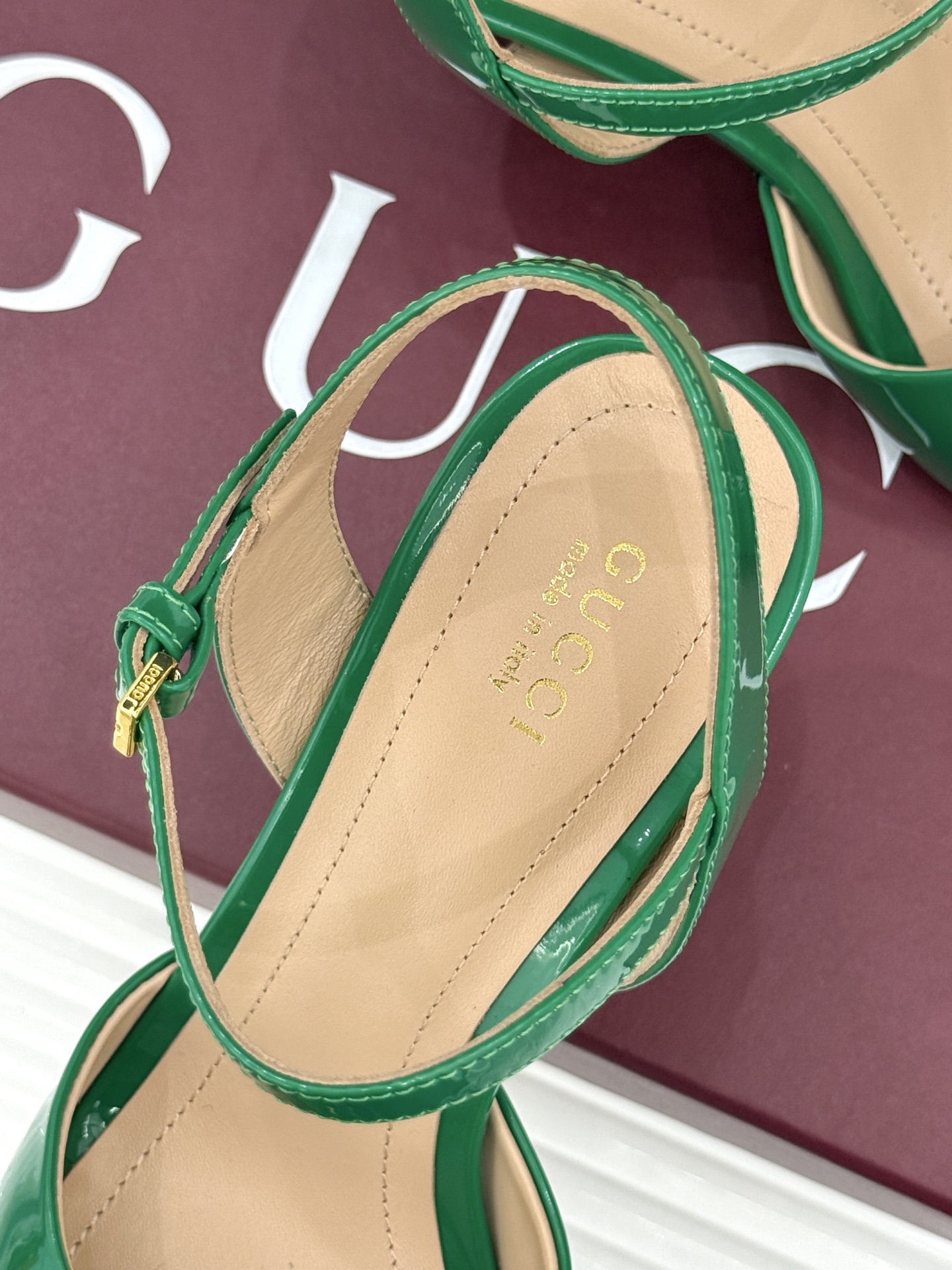 Gucci/古驰26WF新品马衔扣老花鱼嘴高跟凉鞋以经典马衔扣续写意式传奇 。鱼嘴剪裁轻露趾尖纤细猫跟勾