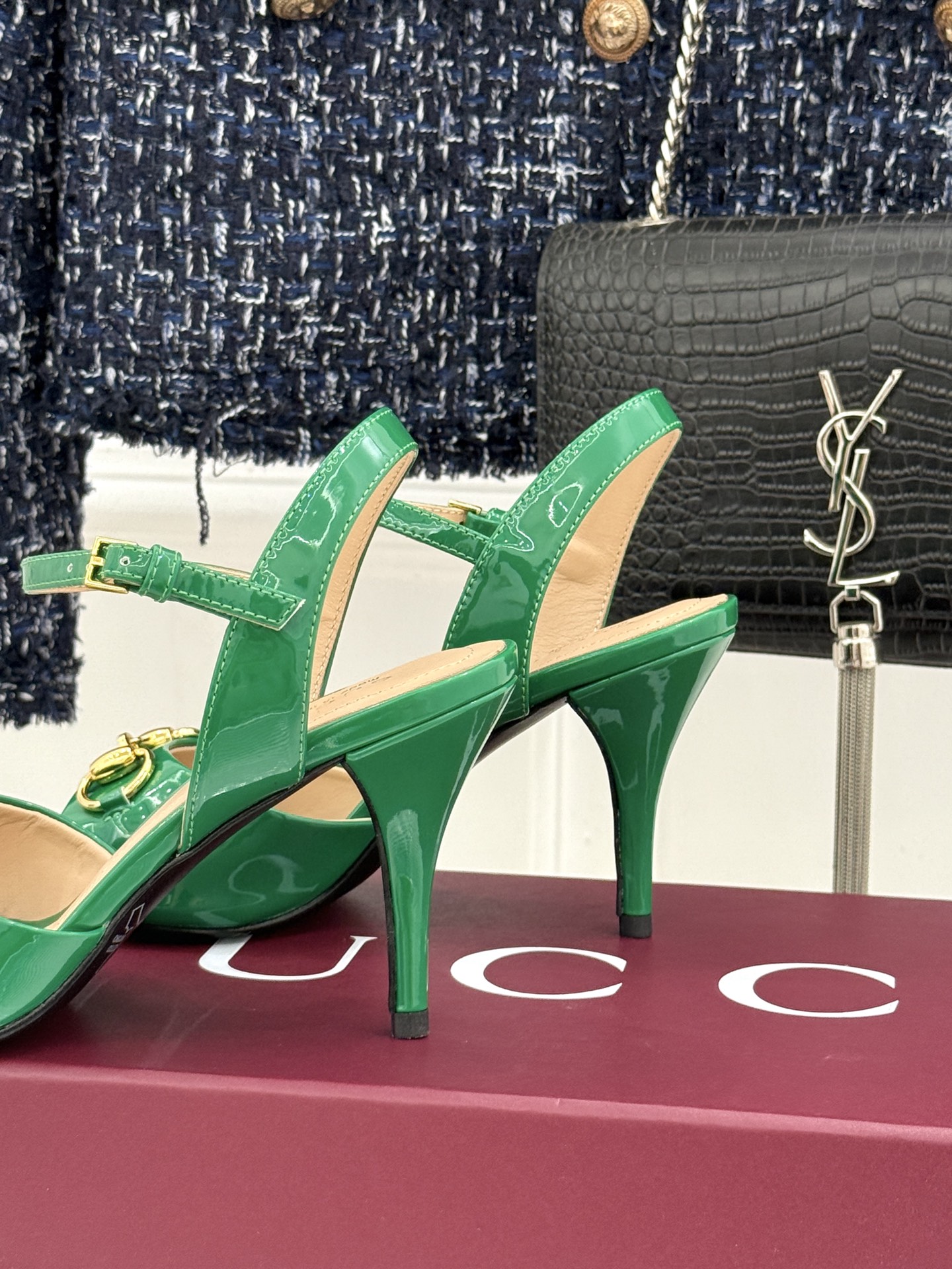 Gucci/古驰26WF新品马衔扣老花鱼嘴高跟凉鞋以经典马衔扣续写意式传奇 。鱼嘴剪裁轻露趾尖纤细猫跟勾