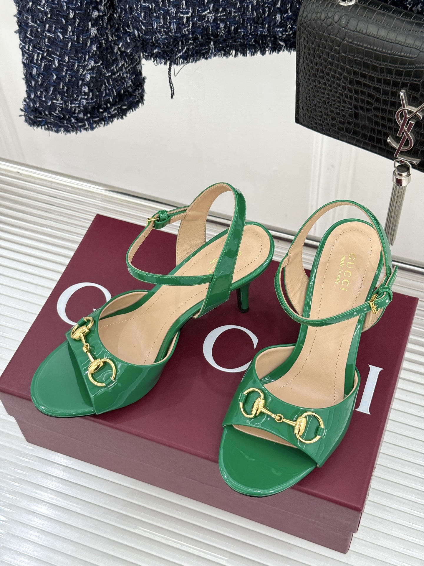 Gucci/古驰26WF新品马衔扣老花鱼嘴高跟凉鞋以经典马衔扣续写意式传奇 。鱼嘴剪裁轻露趾尖纤细猫跟勾