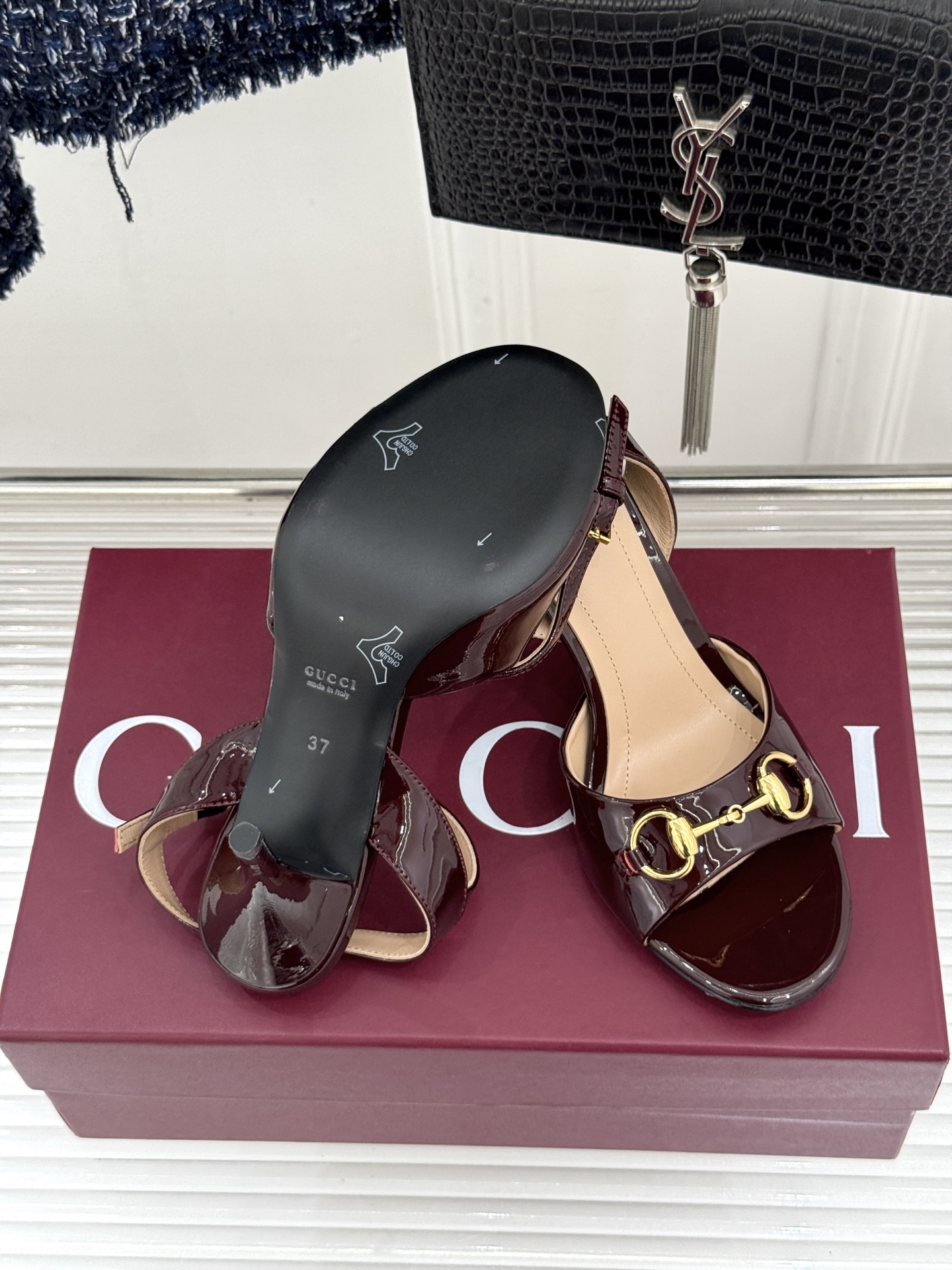 Gucci/古驰26WF新品马衔扣老花鱼嘴高跟凉鞋以经典马衔扣续写意式传奇 。鱼嘴剪裁轻露趾尖纤细猫跟勾