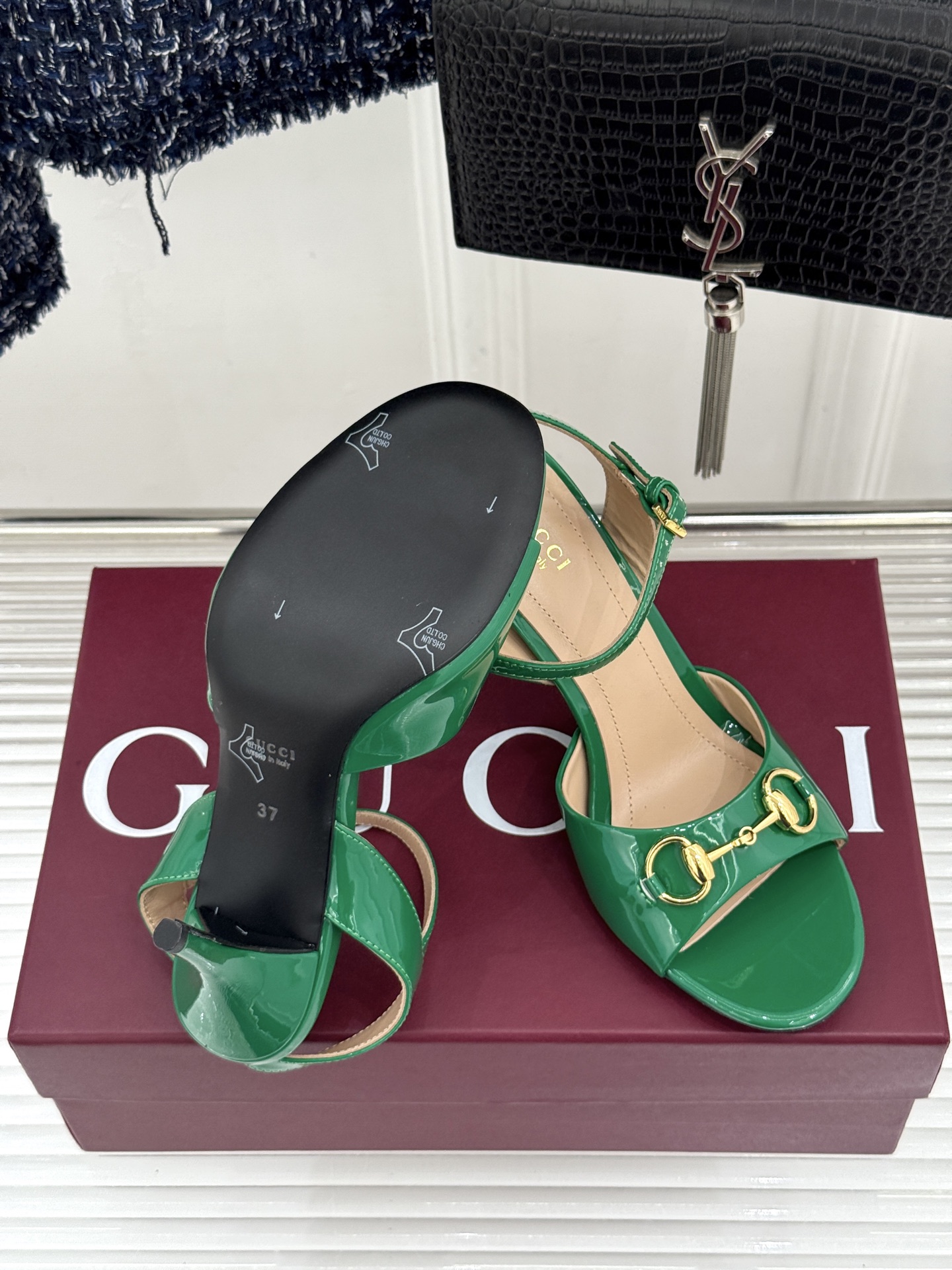 Gucci/古驰26WF新品马衔扣老花鱼嘴高跟凉鞋以经典马衔扣续写意式传奇 。鱼嘴剪裁轻露趾尖纤细猫跟勾