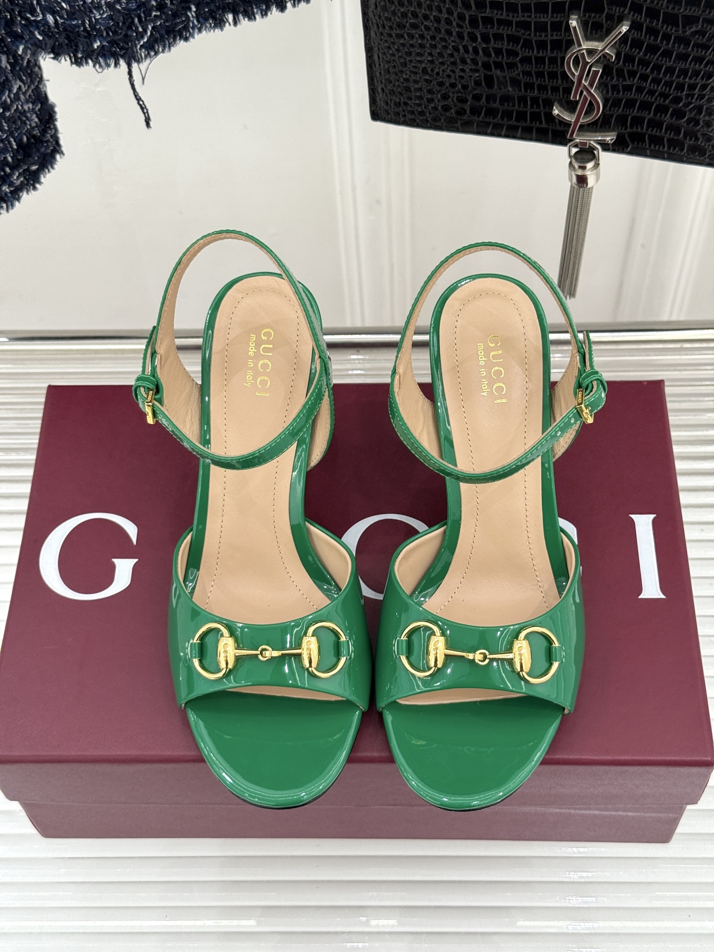 Gucci/古驰26WF新品马衔扣老花鱼嘴高跟凉鞋以经典马衔扣续写意式传奇 。鱼嘴剪裁轻露趾尖纤细猫跟勾