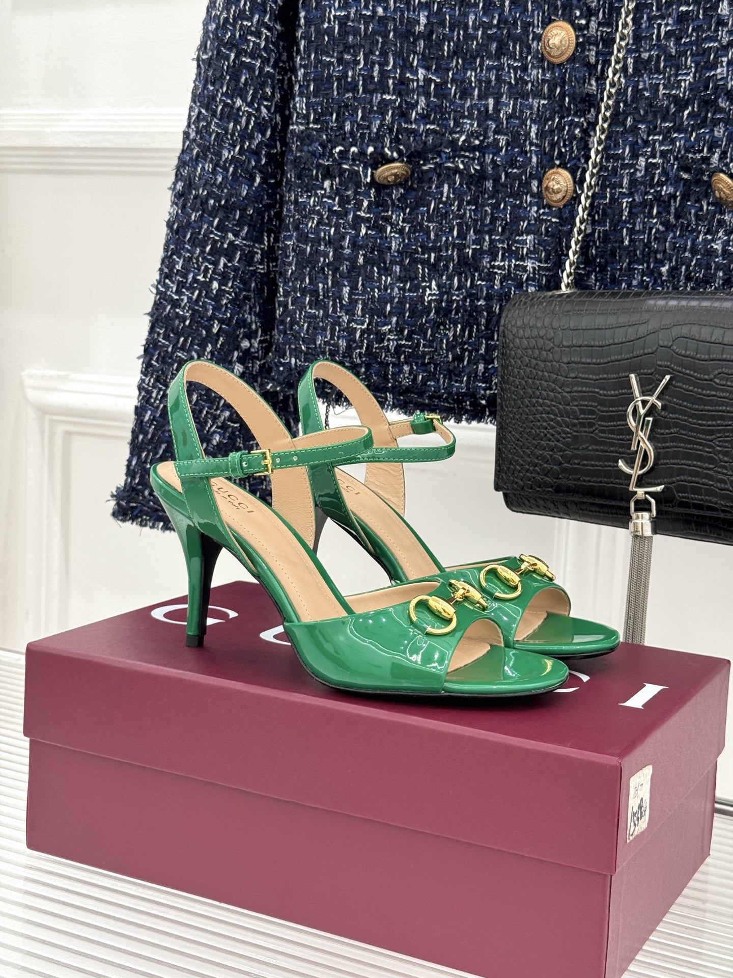 Gucci/古驰26WF新品马衔扣老花鱼嘴高跟凉鞋以经典马衔扣续写意式传奇 。鱼嘴剪裁轻露趾尖纤细猫跟勾