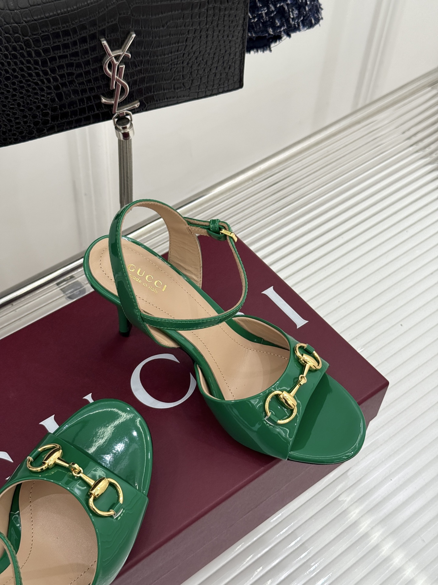 Gucci/古驰26WF新品马衔扣老花鱼嘴高跟凉鞋以经典马衔扣续写意式传奇 。鱼嘴剪裁轻露趾尖纤细猫跟勾