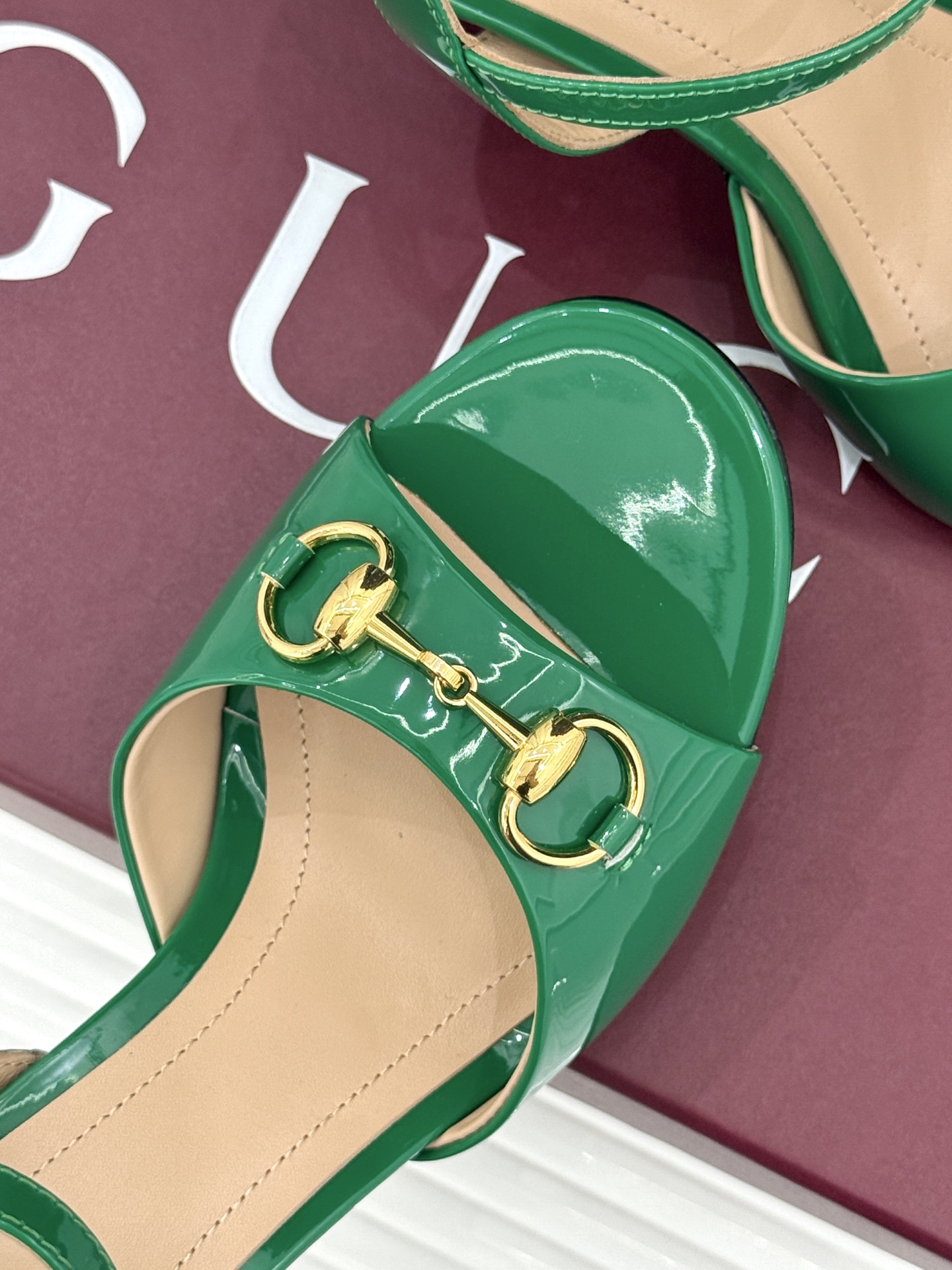 Gucci/古驰26WF新品马衔扣老花鱼嘴高跟凉鞋以经典马衔扣续写意式传奇 。鱼嘴剪裁轻露趾尖纤细猫跟勾