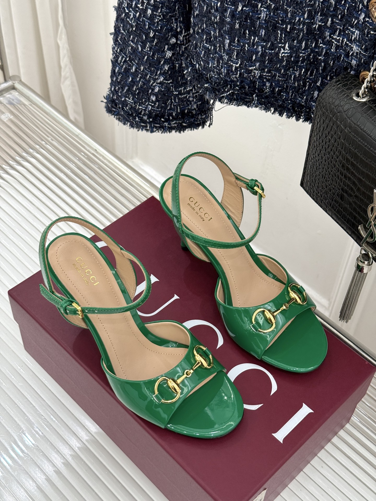 Gucci/古驰26WF新品马衔扣老花鱼嘴高跟凉鞋以经典马衔扣续写意式传奇 。鱼嘴剪裁轻露趾尖纤细猫跟勾