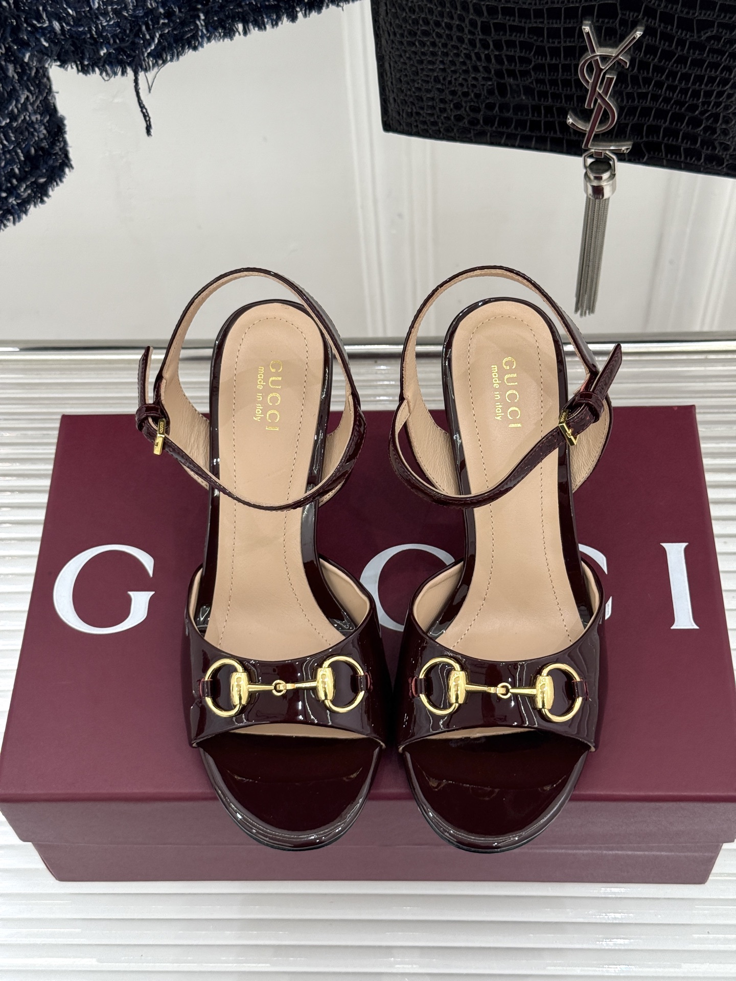 Gucci/古驰26WF新品马衔扣老花鱼嘴高跟凉鞋以经典马衔扣续写意式传奇 。鱼嘴剪裁轻露趾尖纤细猫跟勾