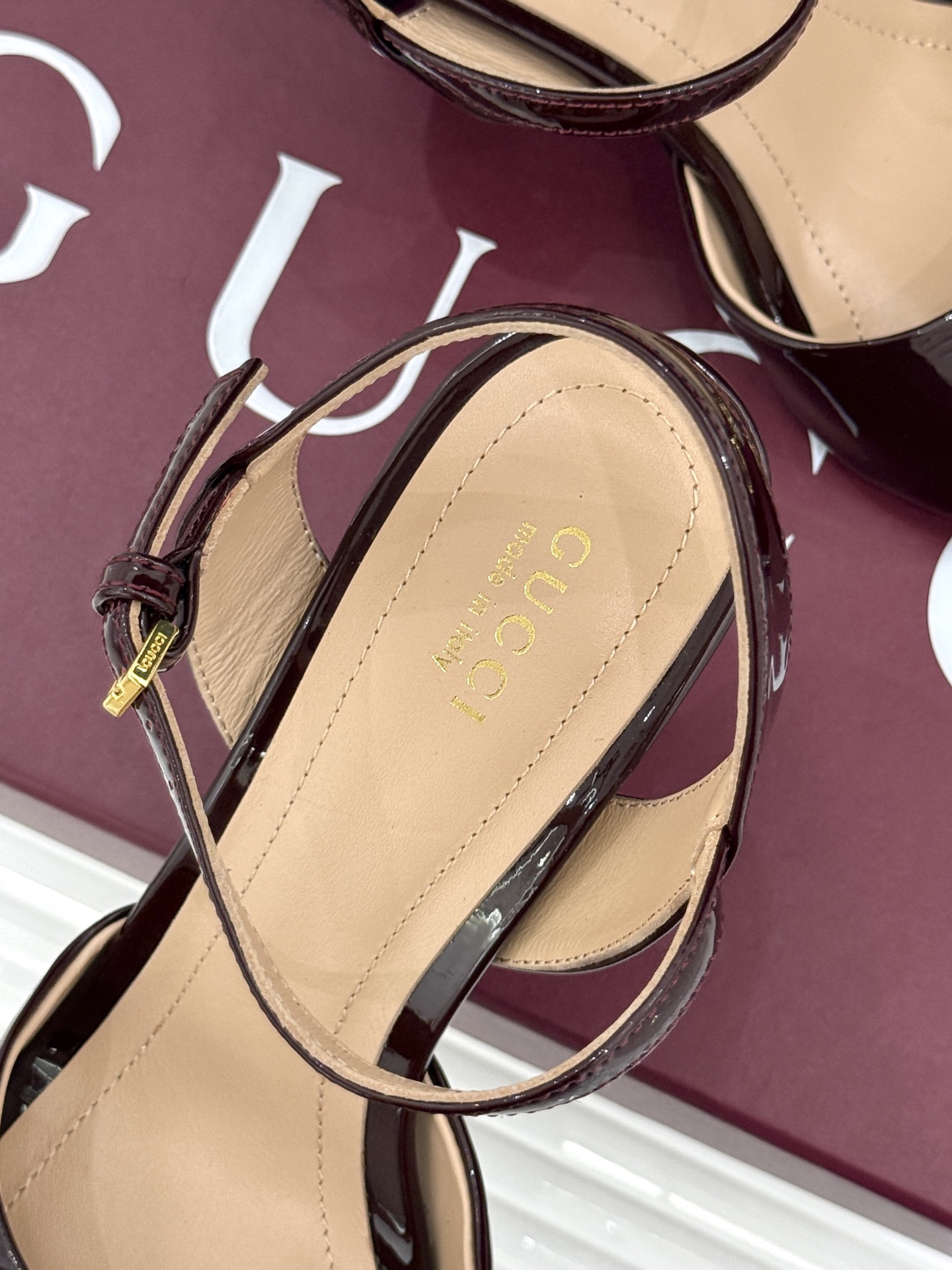 Gucci/古驰26WF新品马衔扣老花鱼嘴高跟凉鞋以经典马衔扣续写意式传奇 。鱼嘴剪裁轻露趾尖纤细猫跟勾