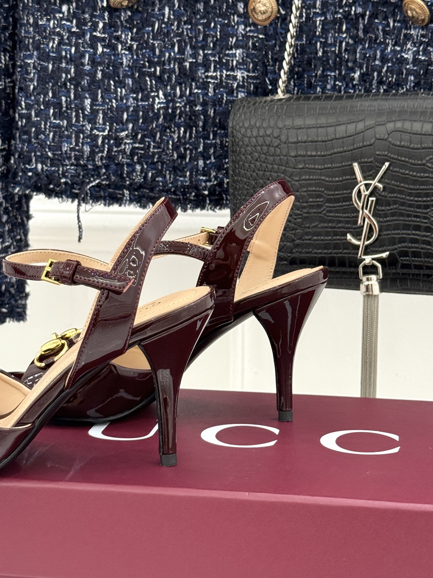 Gucci/古驰26WF新品马衔扣老花鱼嘴高跟凉鞋以经典马衔扣续写意式传奇 。鱼嘴剪裁轻露趾尖纤细猫跟勾