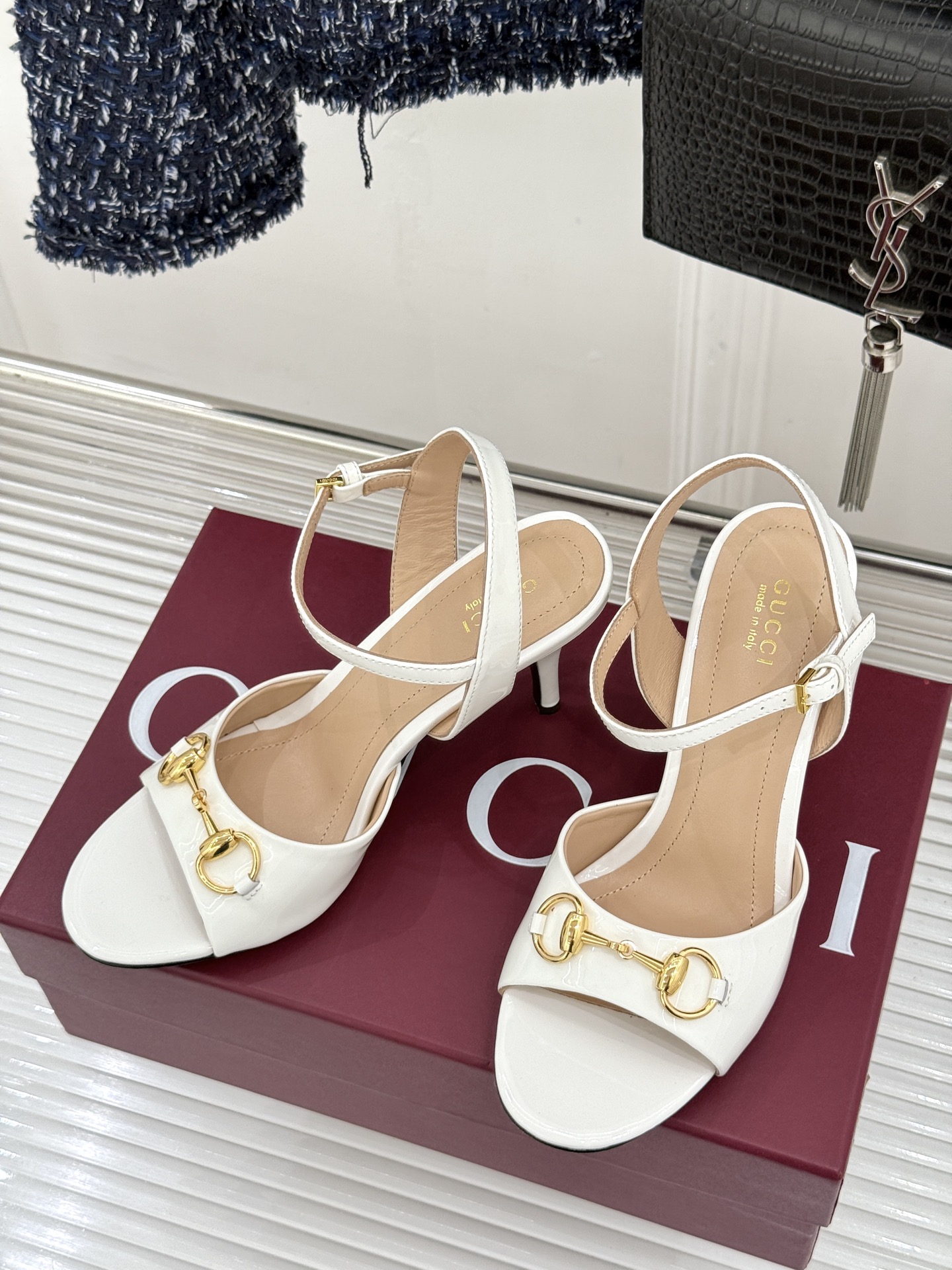 Gucci/古驰26WF新品马衔扣老花鱼嘴高跟凉鞋以经典马衔扣续写意式传奇 。鱼嘴剪裁轻露趾尖纤细猫跟勾