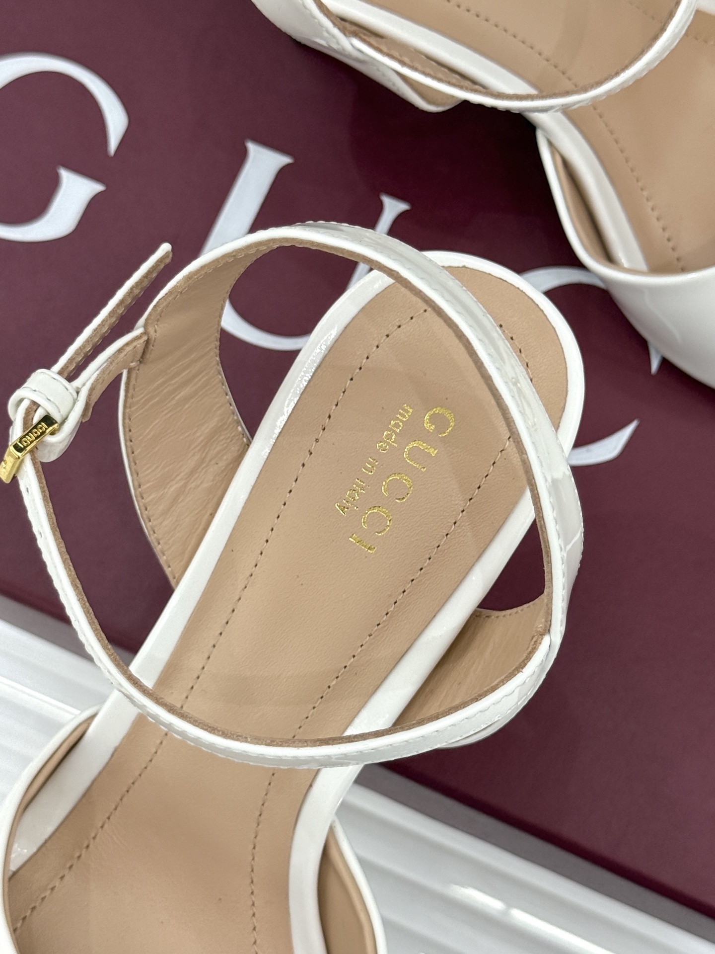 Gucci/古驰26WF新品马衔扣老花鱼嘴高跟凉鞋以经典马衔扣续写意式传奇 。鱼嘴剪裁轻露趾尖纤细猫跟勾