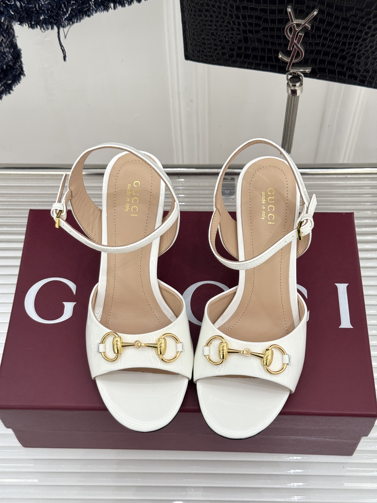 Gucci/古驰26WF新品马衔扣老花鱼嘴高跟凉鞋以经典马衔扣续写意式传奇 。鱼嘴剪裁轻露趾尖纤细猫跟勾