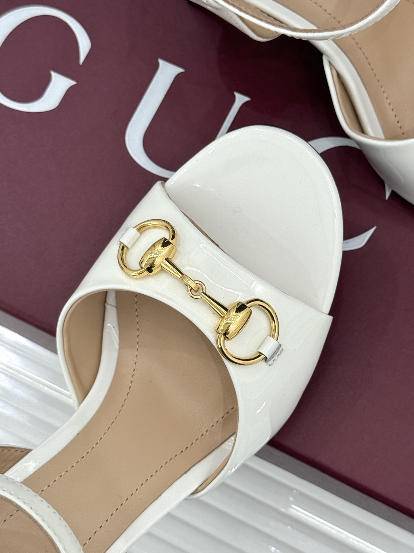 Gucci/古驰26WF新品马衔扣老花鱼嘴高跟凉鞋以经典马衔扣续写意式传奇 。鱼嘴剪裁轻露趾尖纤细猫跟勾