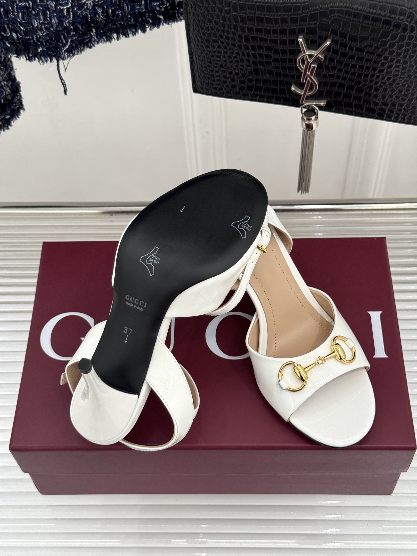 Gucci/古驰26WF新品马衔扣老花鱼嘴高跟凉鞋以经典马衔扣续写意式传奇 。鱼嘴剪裁轻露趾尖纤细猫跟勾