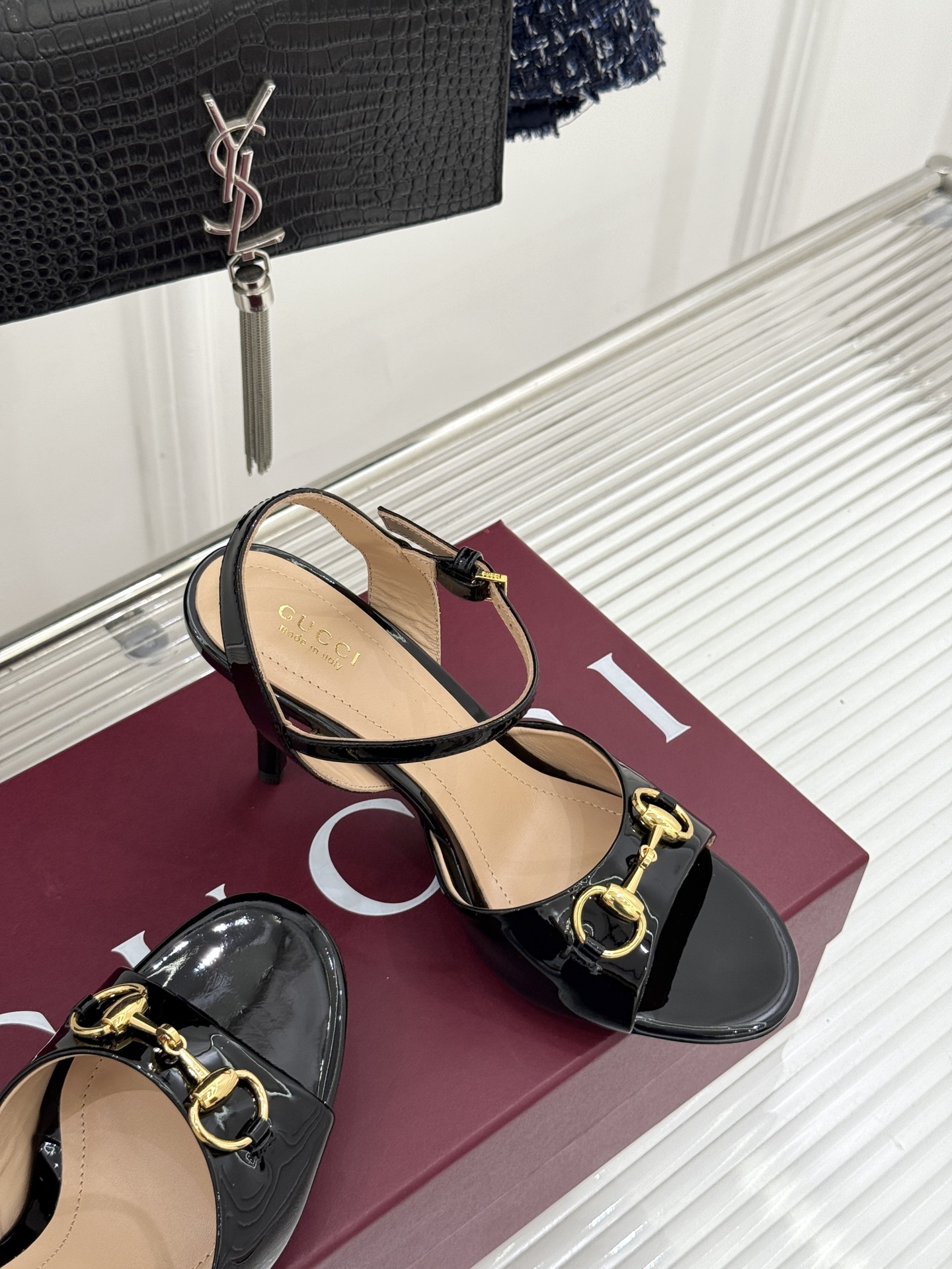 Gucci/古驰26WF新品马衔扣老花鱼嘴高跟凉鞋以经典马衔扣续写意式传奇 。鱼嘴剪裁轻露趾尖纤细猫跟勾