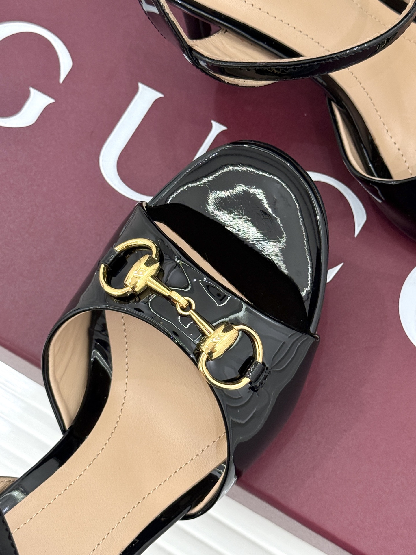 Gucci/古驰26WF新品马衔扣老花鱼嘴高跟凉鞋以经典马衔扣续写意式传奇 。鱼嘴剪裁轻露趾尖纤细猫跟勾