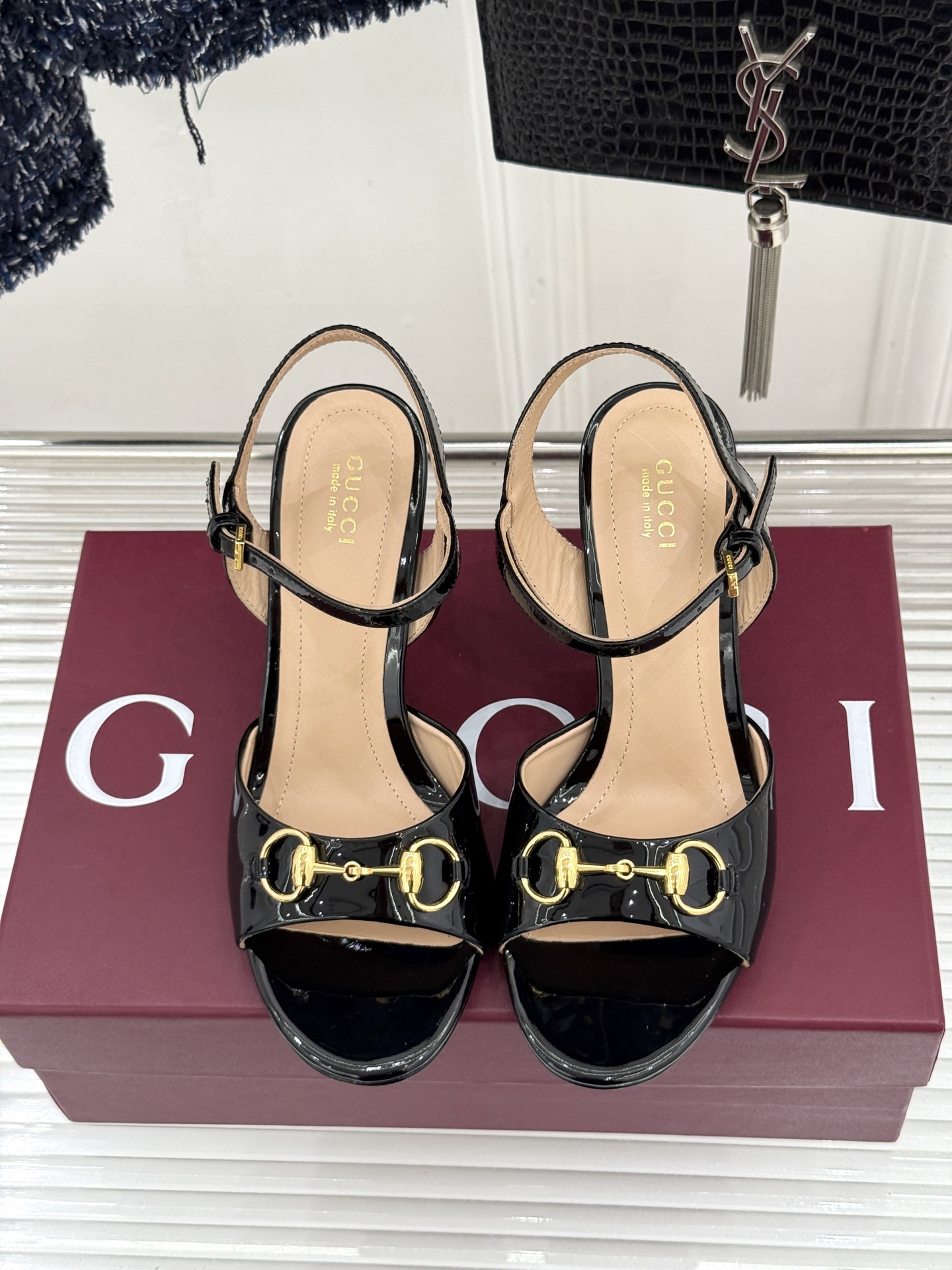 Gucci/古驰26WF新品马衔扣老花鱼嘴高跟凉鞋以经典马衔扣续写意式传奇 。鱼嘴剪裁轻露趾尖纤细猫跟勾