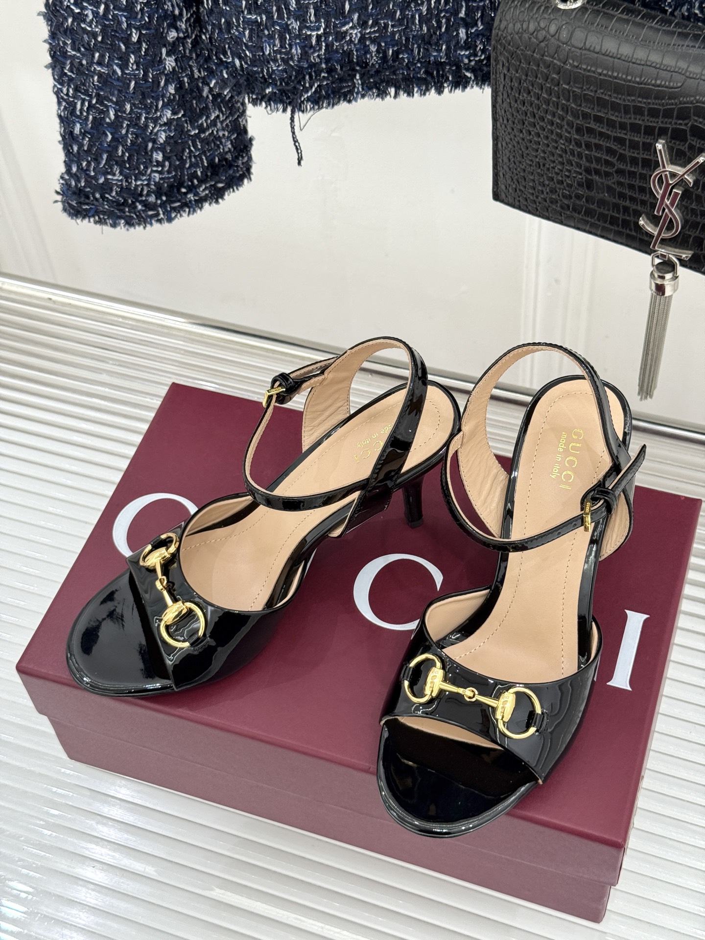 Gucci/古驰26WF新品马衔扣老花鱼嘴高跟凉鞋以经典马衔扣续写意式传奇 。鱼嘴剪裁轻露趾尖纤细猫跟勾