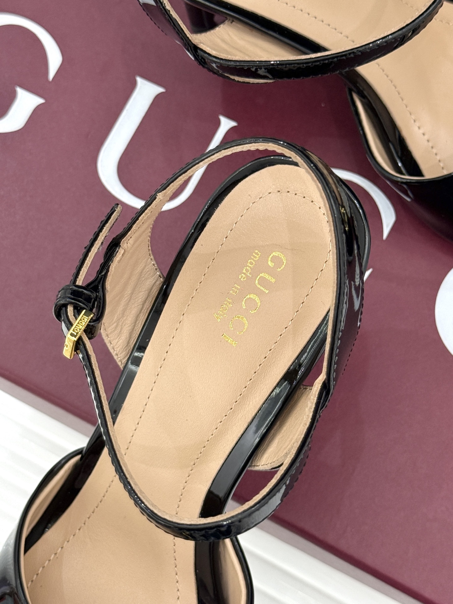 Gucci/古驰26WF新品马衔扣老花鱼嘴高跟凉鞋以经典马衔扣续写意式传奇 。鱼嘴剪裁轻露趾尖纤细猫跟勾