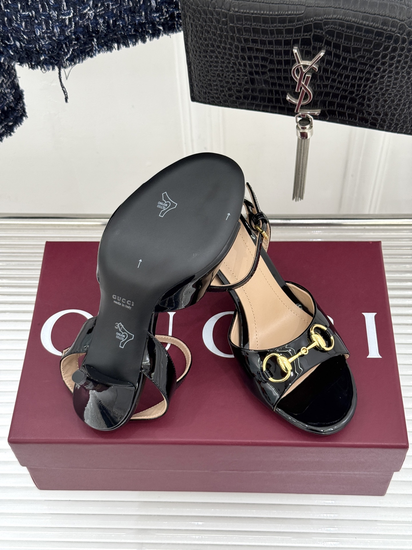 Gucci/古驰26WF新品马衔扣老花鱼嘴高跟凉鞋以经典马衔扣续写意式传奇 。鱼嘴剪裁轻露趾尖纤细猫跟勾