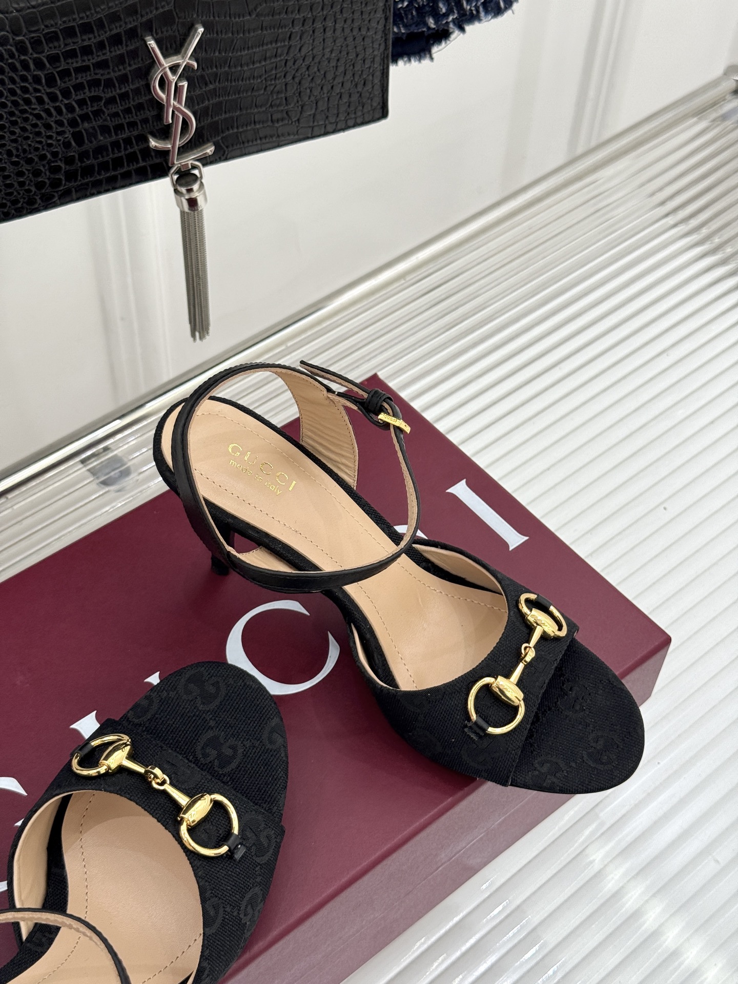 Gucci/古驰26WF新品马衔扣老花鱼嘴高跟凉鞋以经典马衔扣续写意式传奇 。鱼嘴剪裁轻露趾尖纤细猫跟勾