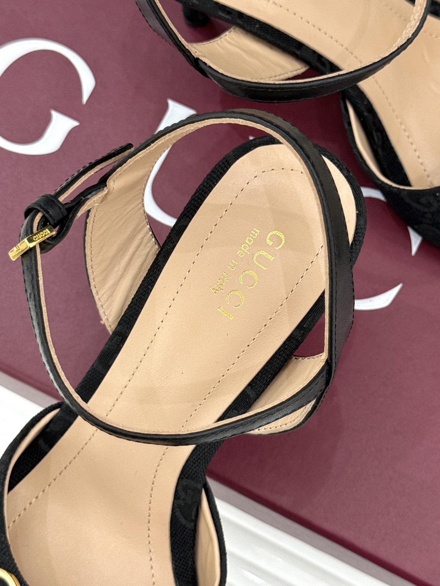 Gucci/古驰26WF新品马衔扣老花鱼嘴高跟凉鞋以经典马衔扣续写意式传奇 。鱼嘴剪裁轻露趾尖纤细猫跟勾