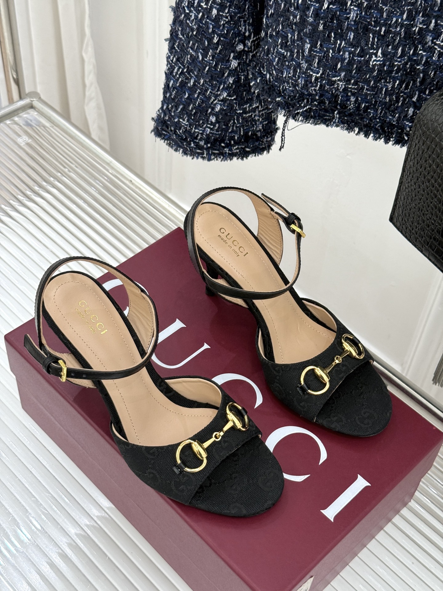 Gucci/古驰26WF新品马衔扣老花鱼嘴高跟凉鞋以经典马衔扣续写意式传奇 。鱼嘴剪裁轻露趾尖纤细猫跟勾