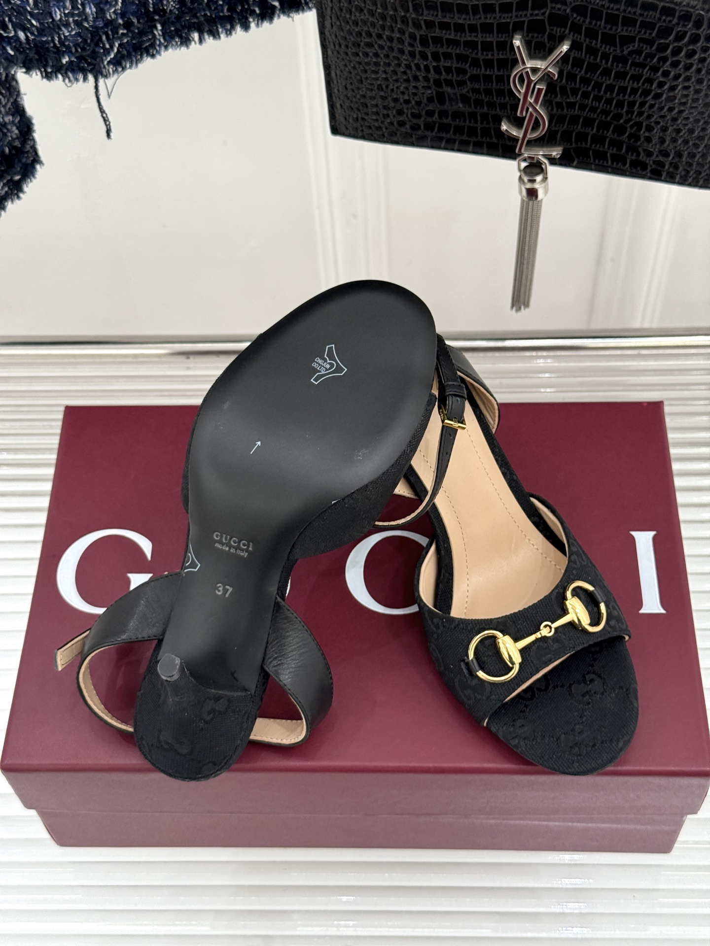 Gucci/古驰26WF新品马衔扣老花鱼嘴高跟凉鞋以经典马衔扣续写意式传奇 。鱼嘴剪裁轻露趾尖纤细猫跟勾