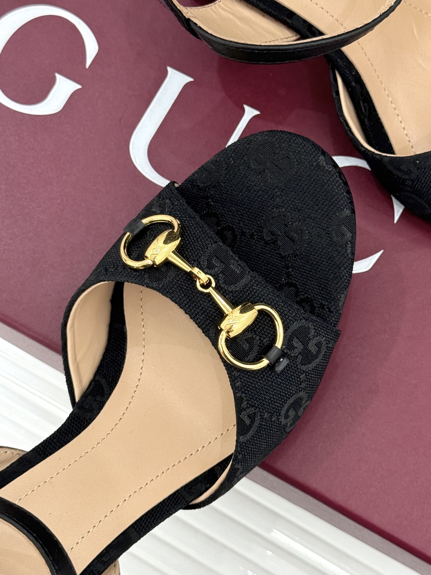 Gucci/古驰26WF新品马衔扣老花鱼嘴高跟凉鞋以经典马衔扣续写意式传奇 。鱼嘴剪裁轻露趾尖纤细猫跟勾