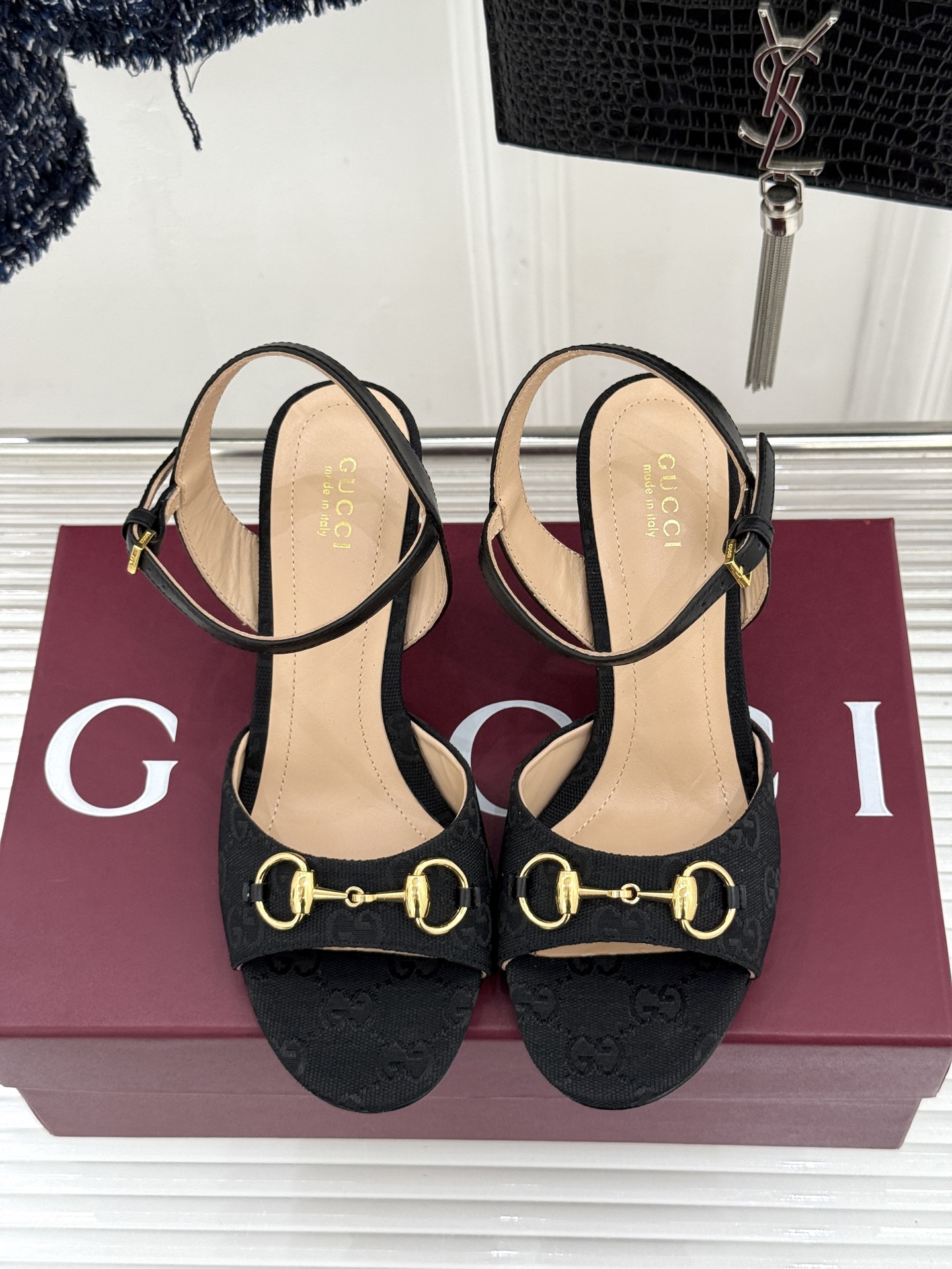 Gucci/古驰26WF新品马衔扣老花鱼嘴高跟凉鞋以经典马衔扣续写意式传奇 。鱼嘴剪裁轻露趾尖纤细猫跟勾