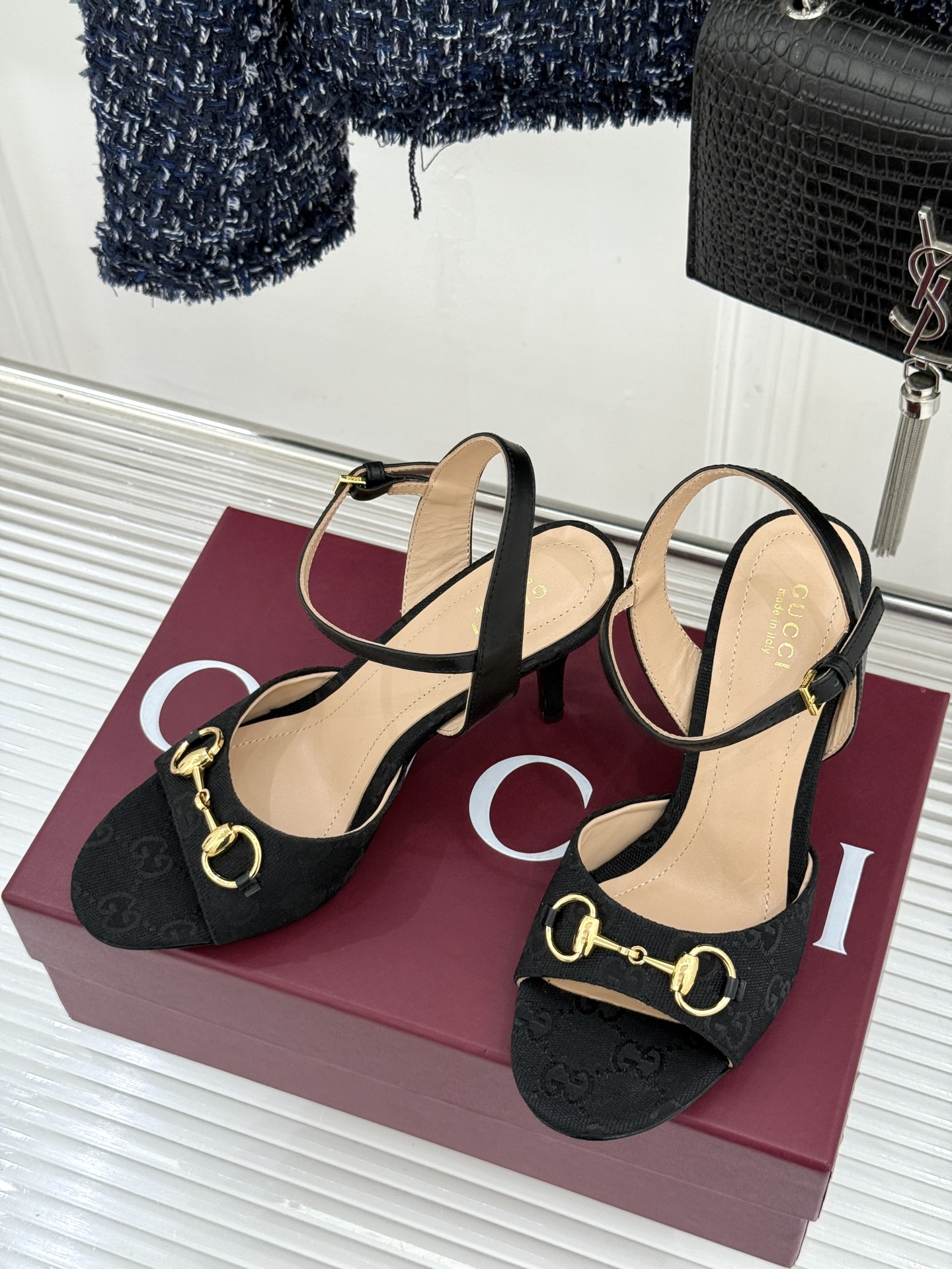 Gucci/古驰26WF新品马衔扣老花鱼嘴高跟凉鞋以经典马衔扣续写意式传奇 。鱼嘴剪裁轻露趾尖纤细猫跟勾