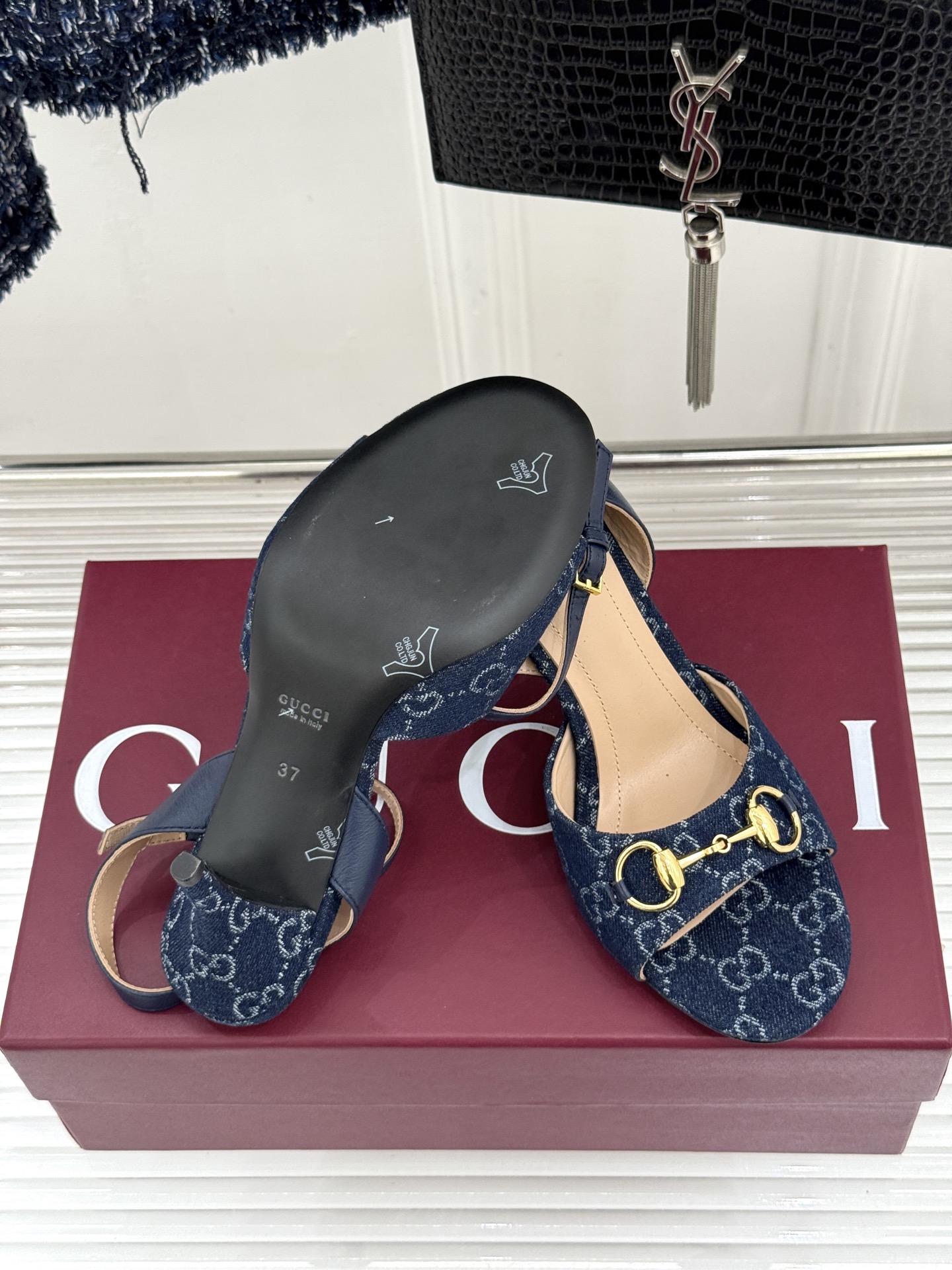 Gucci/古驰26WF新品马衔扣老花鱼嘴高跟凉鞋以经典马衔扣续写意式传奇 。鱼嘴剪裁轻露趾尖纤细猫跟勾